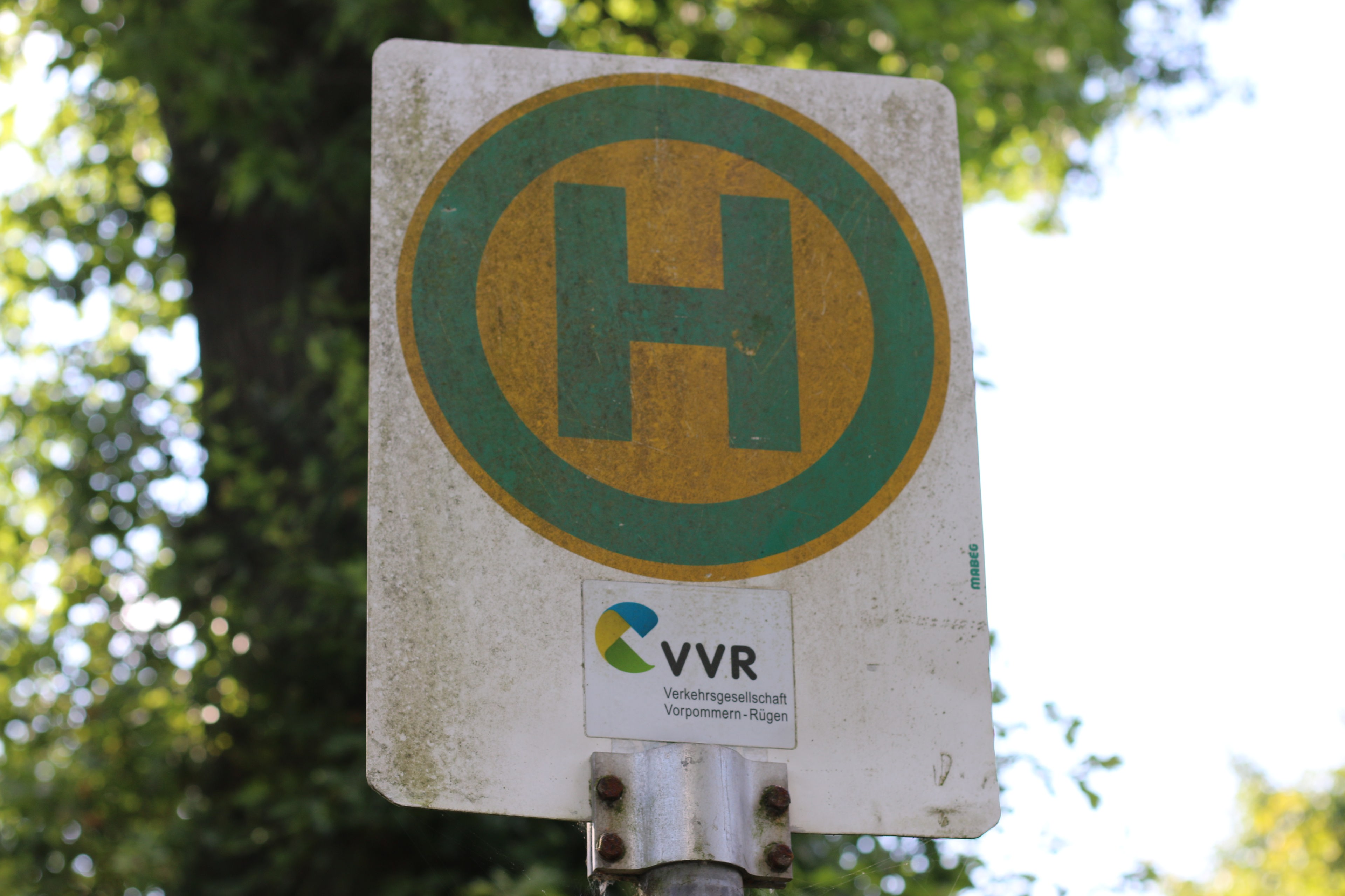 Ein Bushaltestellenschild der Verkehrsgesellschaft Vorpommern-Rügen, VVR. © NDR Foto: Konrad Buchwald