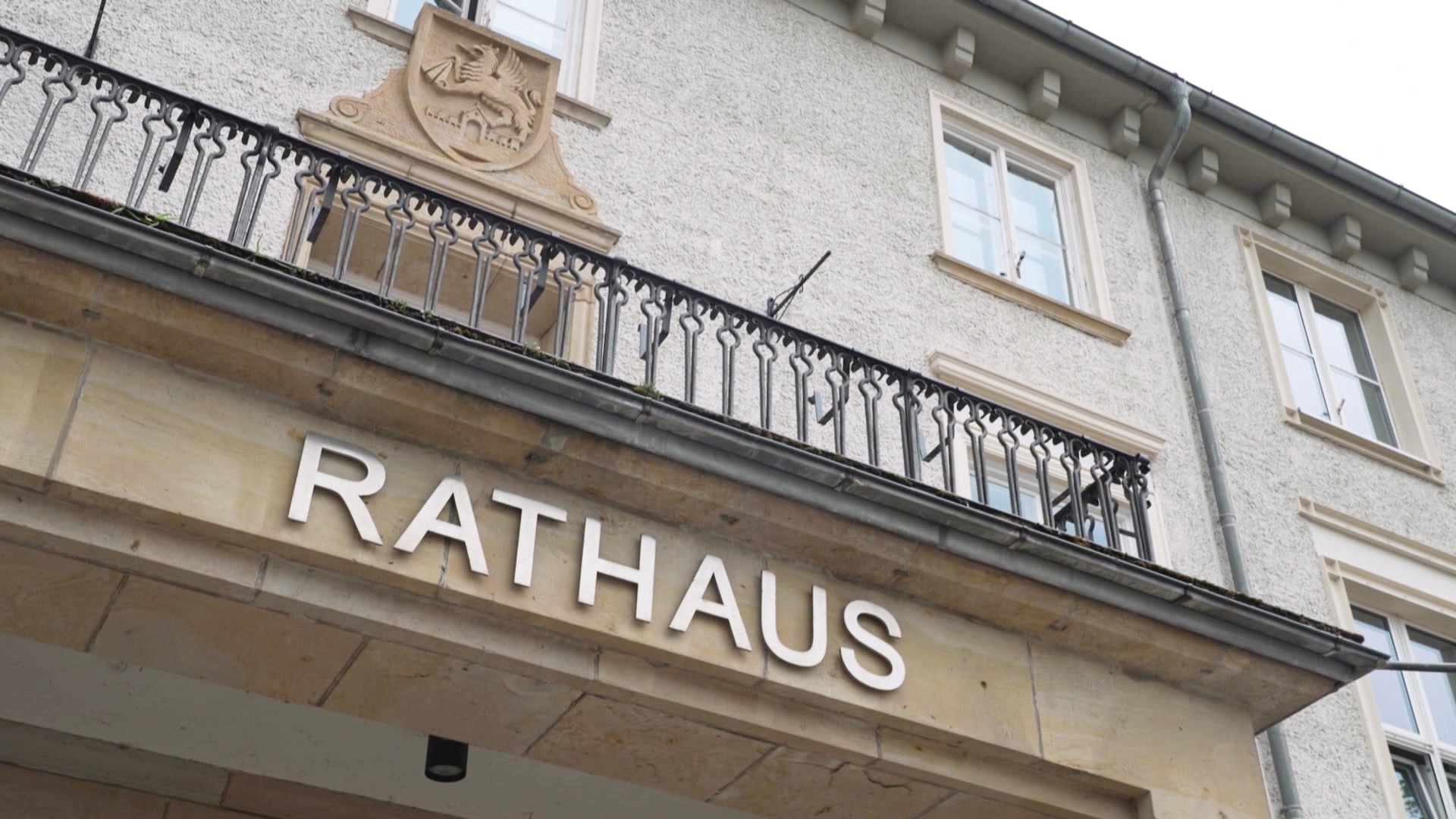Der Schriftzug "Rathaus" am Portal des Rathauses in Anklam. © Screenshot 