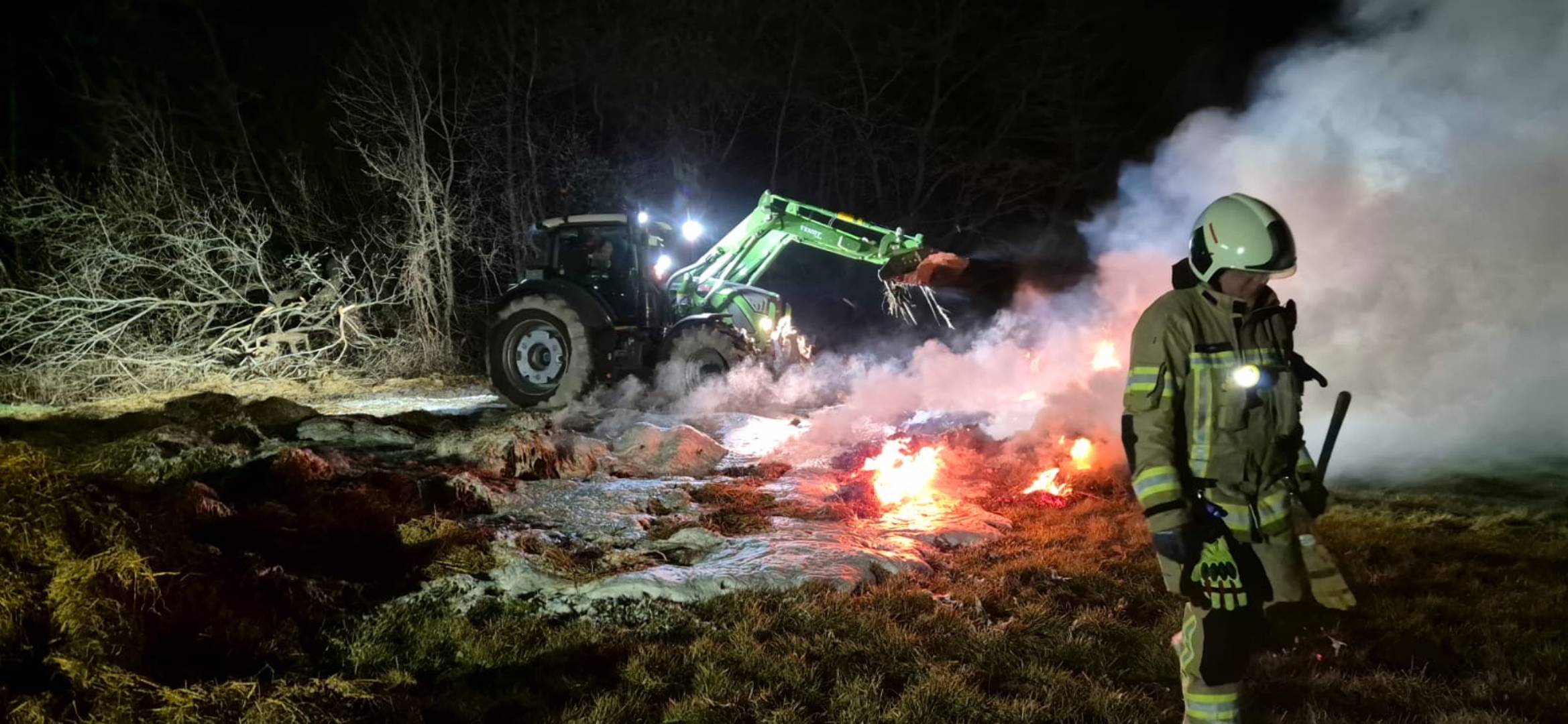 Die Feuerwehr löscht einen brennenden Strohballen Die Feuerwehr löscht einen brennenden Strohballen © Universitäts- und Hansestadt Greifswald