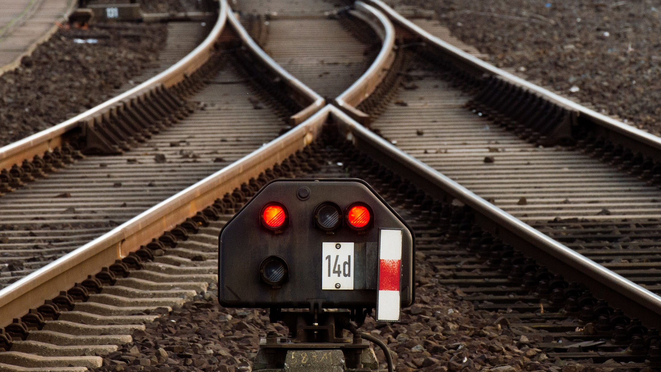 Ein Bahn-Signal leuchtet rot vor einer Weiche. © picture alliance/dpa Foto: Julian Stratenschulte