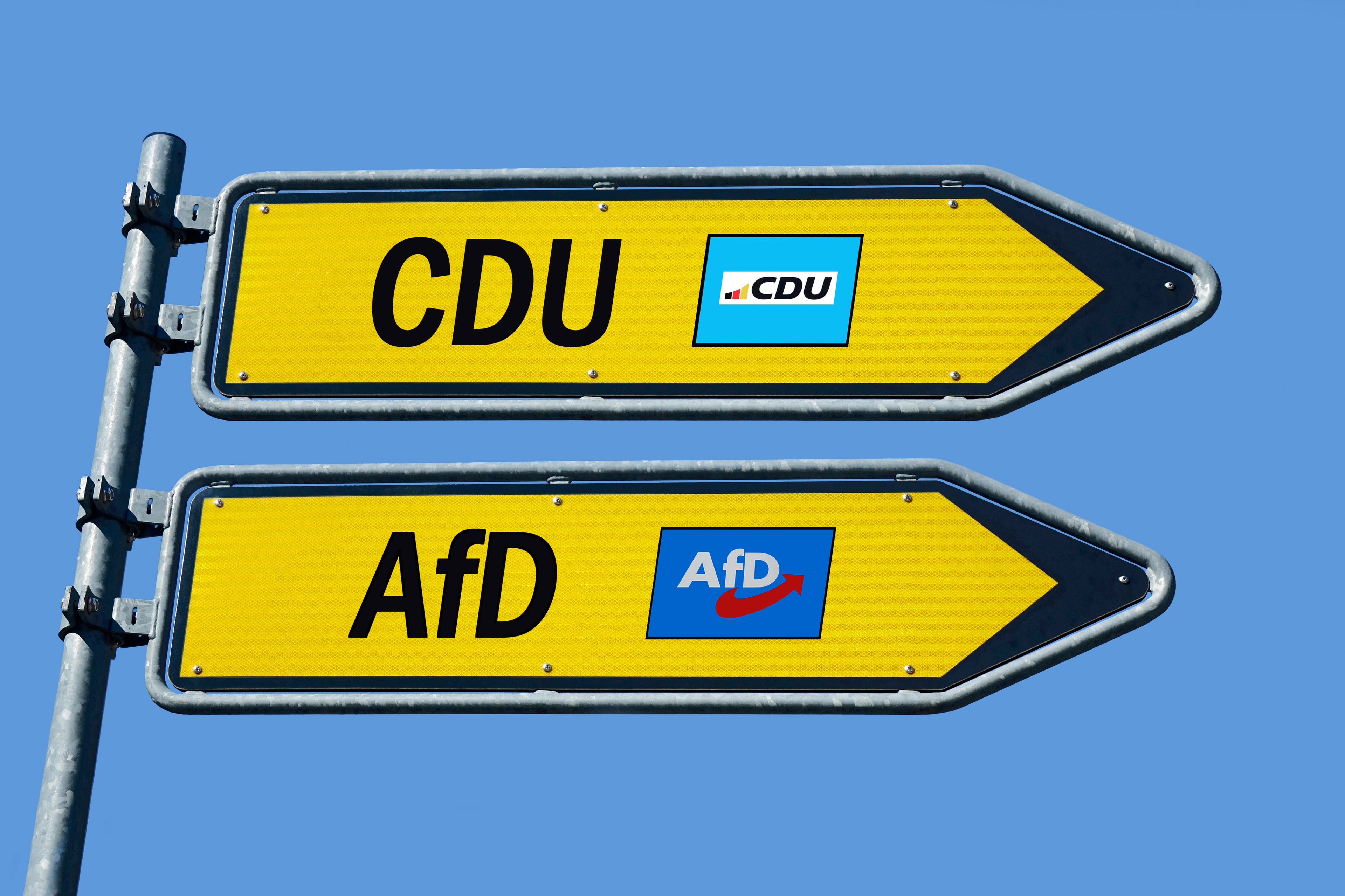 Auf zwei Wegweisern stehen die Schriftzüge "CDU" und "AfD" mit den jeweiligen Partei-Logos. © picture alliance / ZB (Fotomontage) Foto: Sascha Steinach