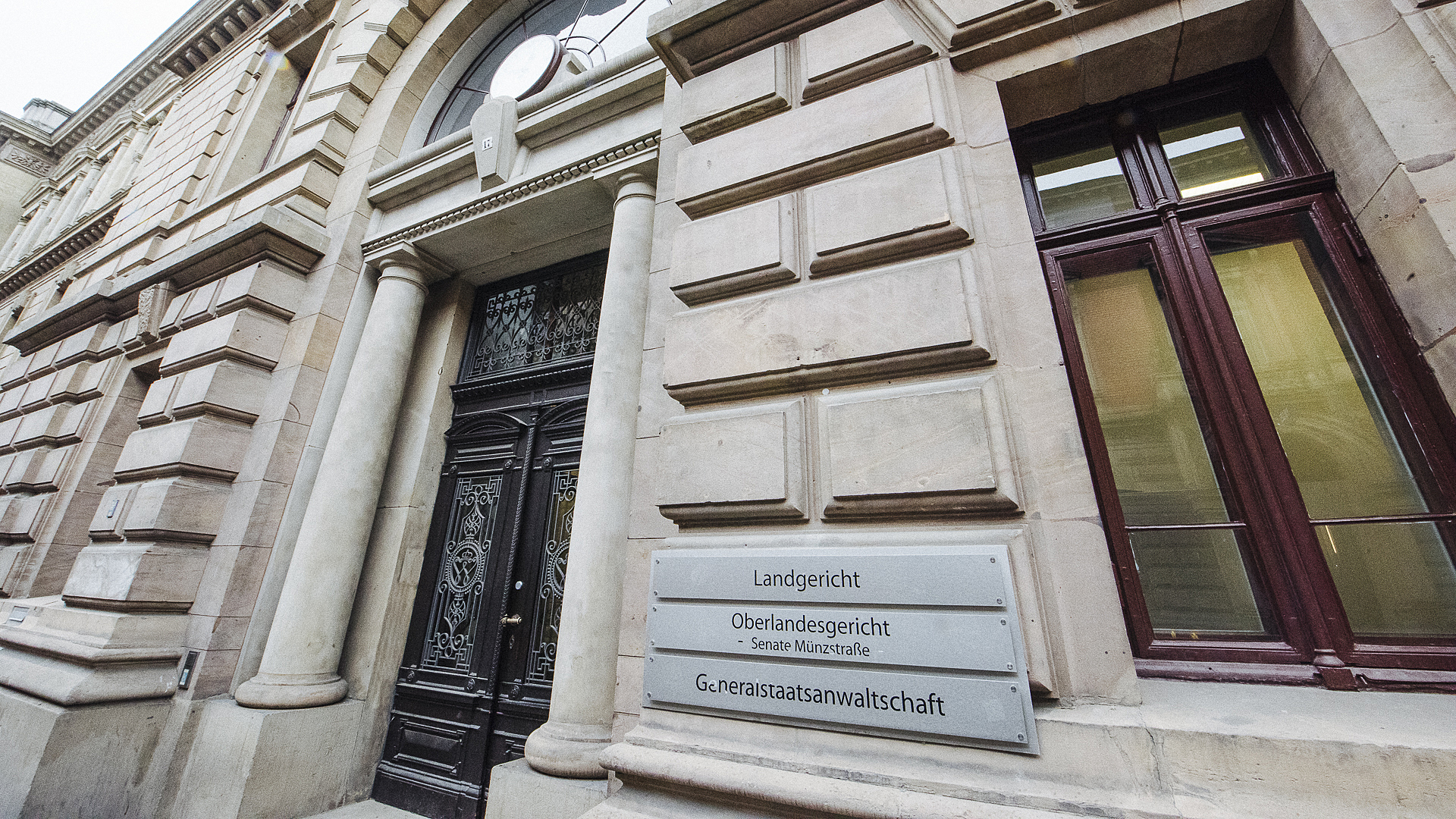 Schilder mit der Aufschrift Landgericht, Oberlandesgericht und Generalstaatsanwaltschaft hängen an einem Gebäude. © NDR Foto: Julius Matuschik