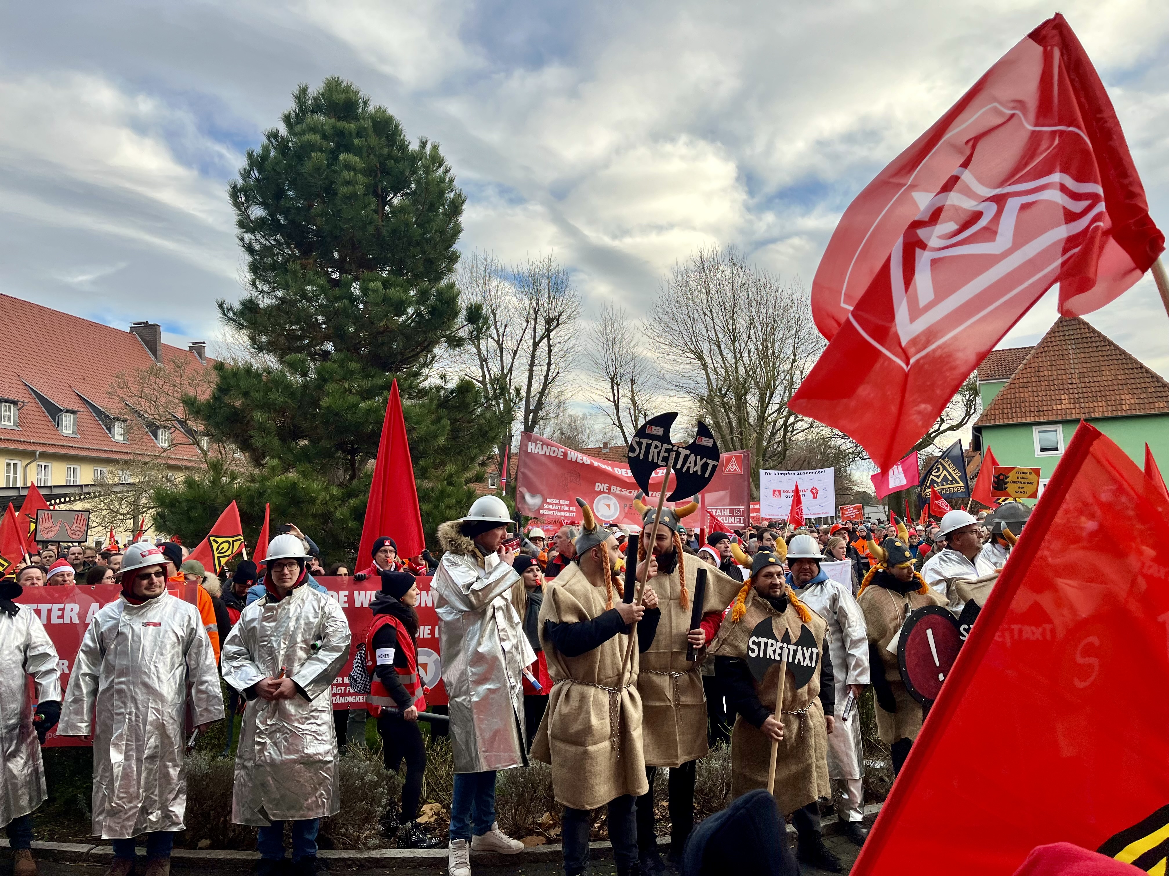Angestellte der Salzgitter AG demonstrieren in Salzgitter gegen die Übernahme des Konzerns. © NDR Foto: Marie Schiller