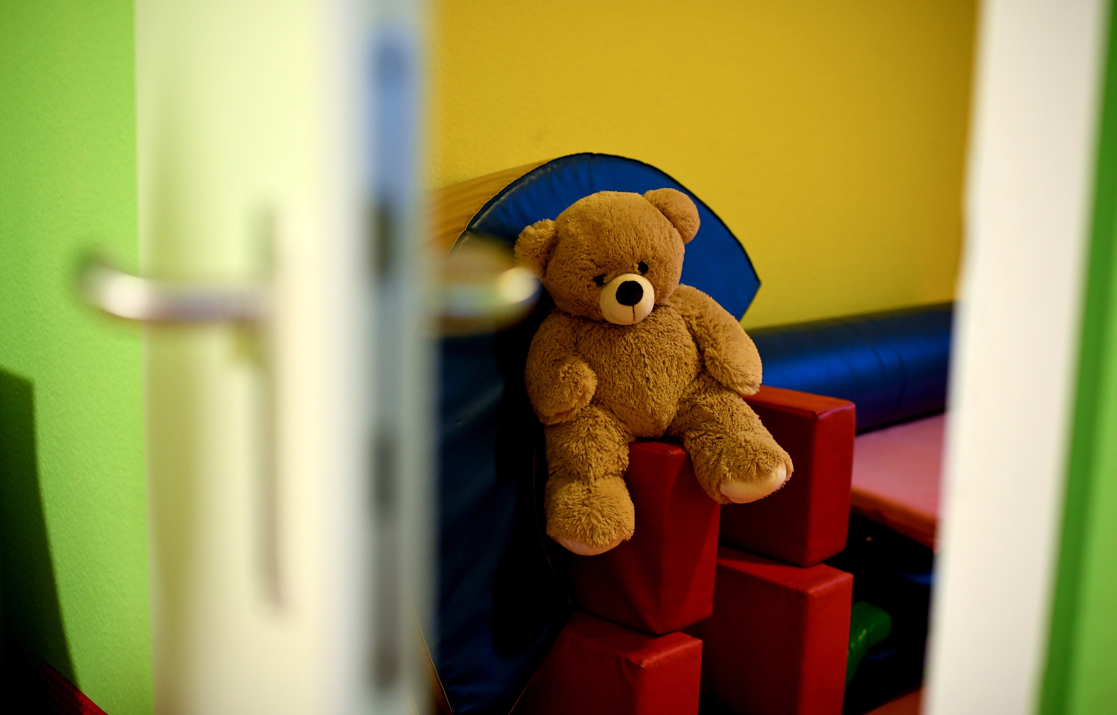 Ein Stoffteddy sitzt im Kinderbereich eines Frauenhauses. (Themenbild) © picture alliance/dpa Foto: Britta Pedersen