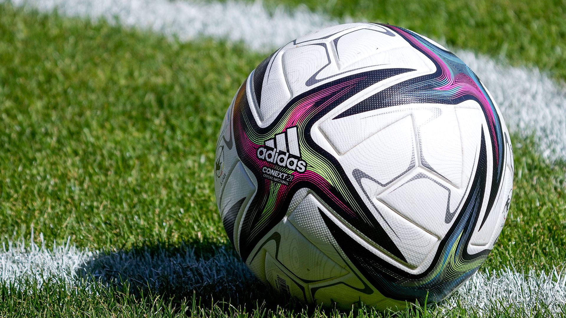 Ein Ball der Marke Adidas Conext 21 liegt auf dem Rasen. Ein Ball der Marke Adidas Conext 21 liegt auf dem Rasen. © picture alliance/foto2press Foto: Oliver Zimmermann