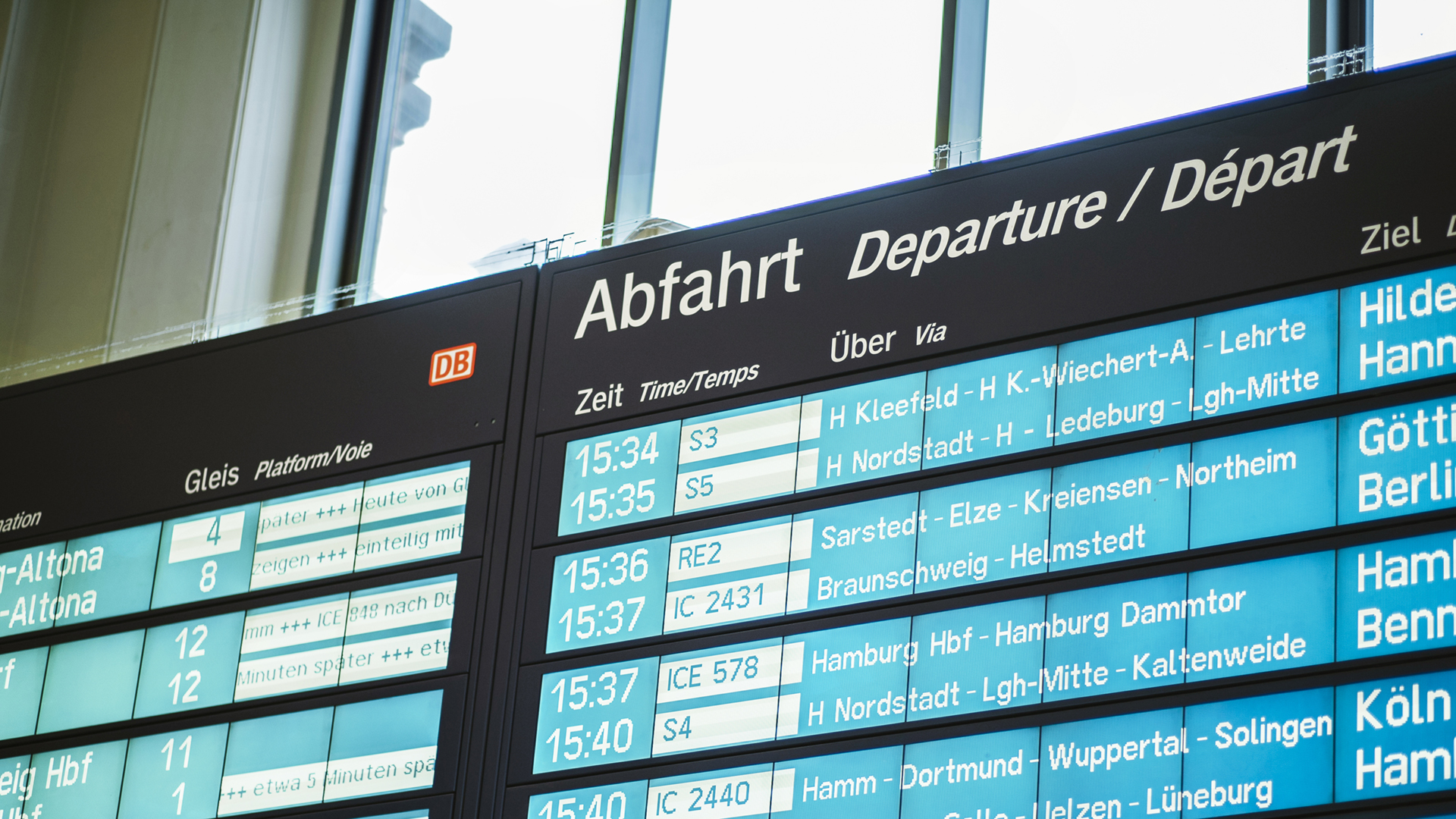 Im Hauptbahnhof Hannover sind Abfahrtszeiten und Ziele der Züge auf einer großen Anzeige zu sehen. © NDR Foto: Julius Matuschik