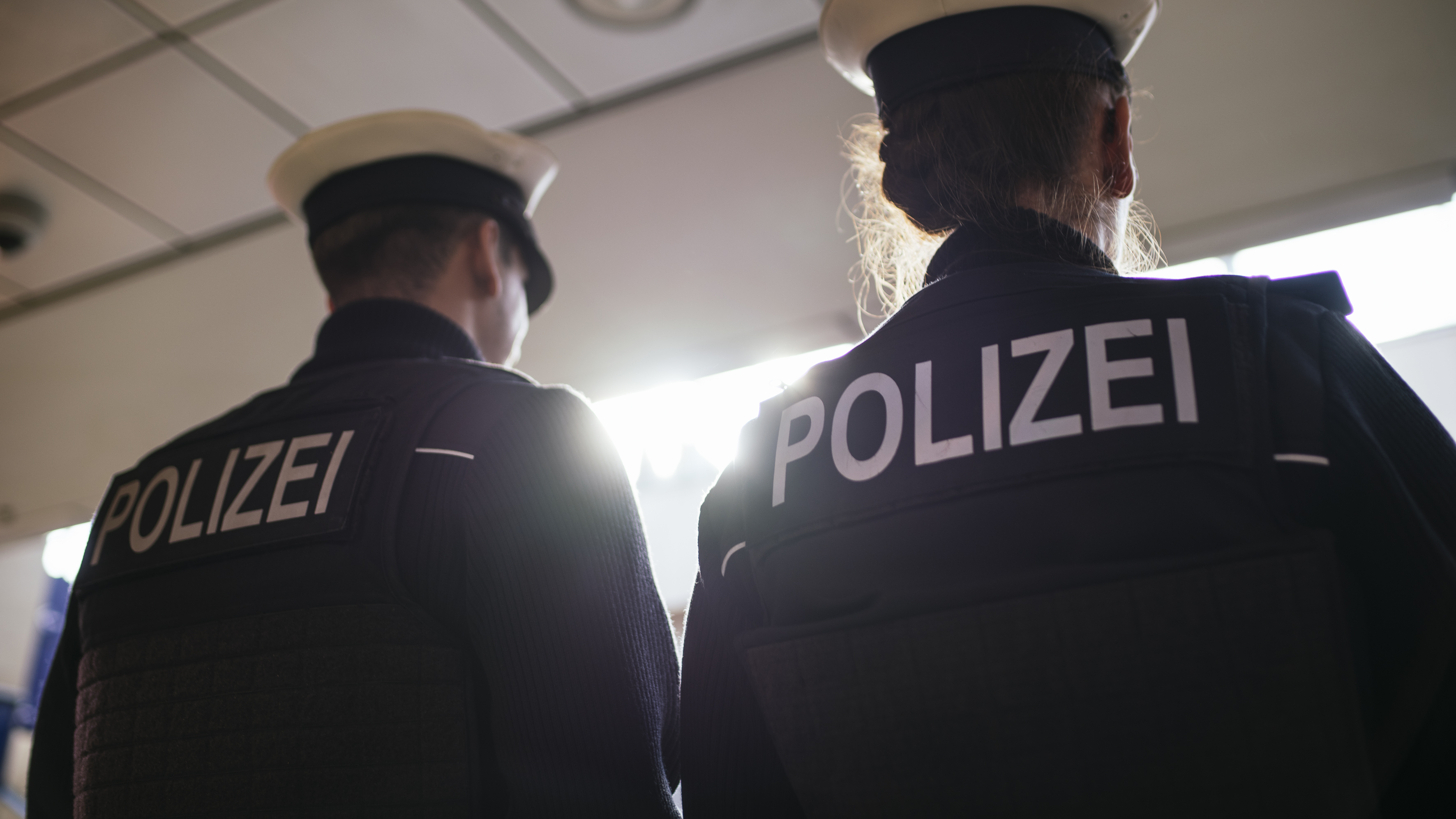 Zwei Einsatzkräfte der Bundespolizei sind am Hauptbahnhof in Hannover. © NDR Foto: Julius Matuschik