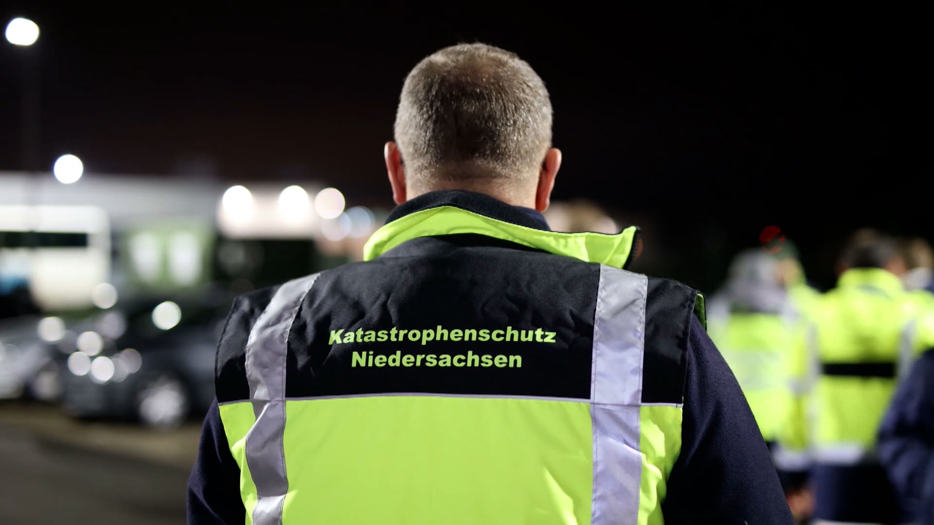 Ein Mitarbeiter des niedersächsischen Katastrophenschutzes steht am Fliegerhorst in Wunstorf. © TeleNewsNetwork 