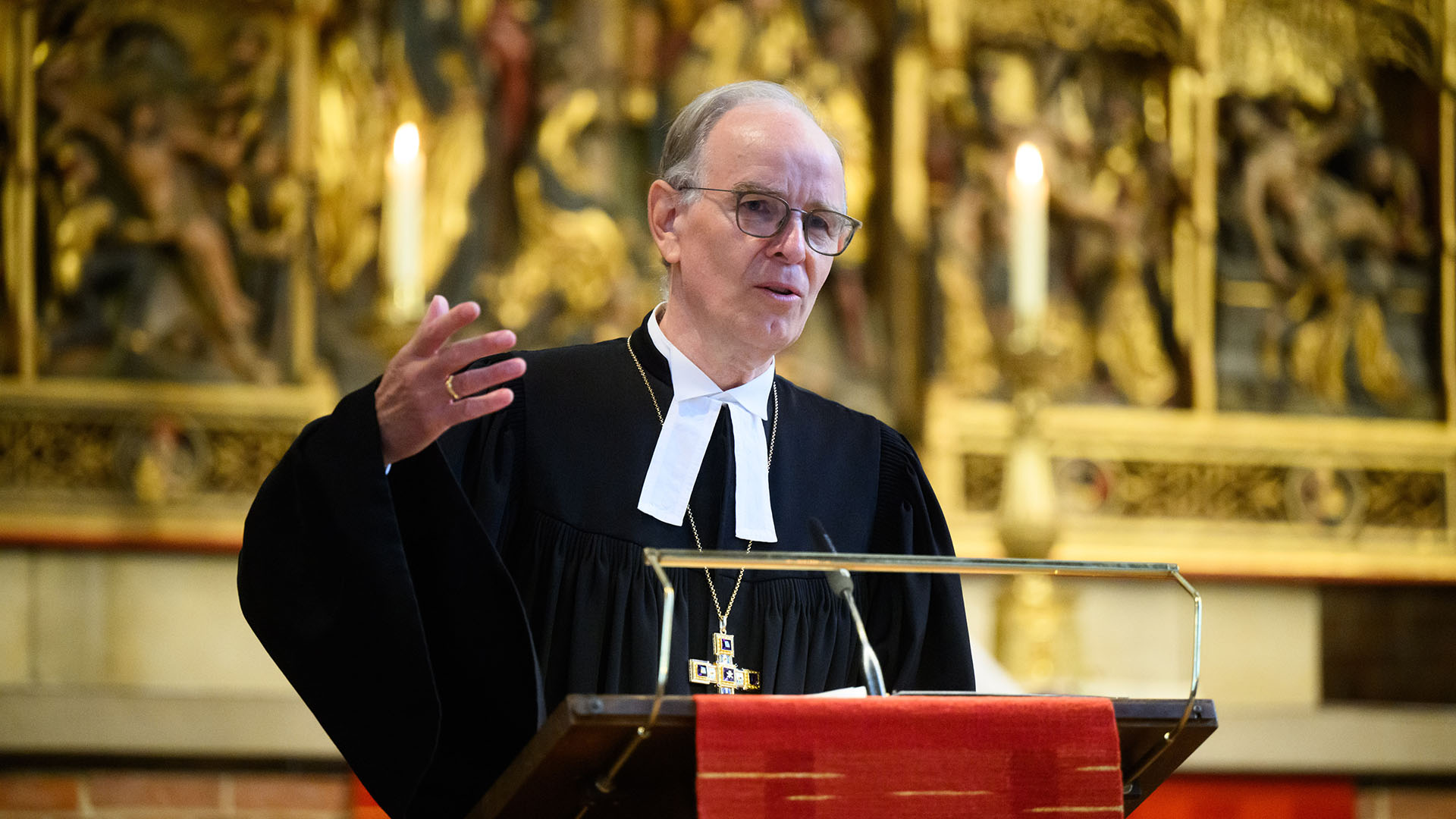 Ralf Meister, Landesbischof der evangelisch-lutherischen Landeskirche Hannover, spricht in der Marktkirche während eines Gottesdienstes. © picture alliance/dpa | Julian Stratenschulte Foto: Julian Stratenschulte