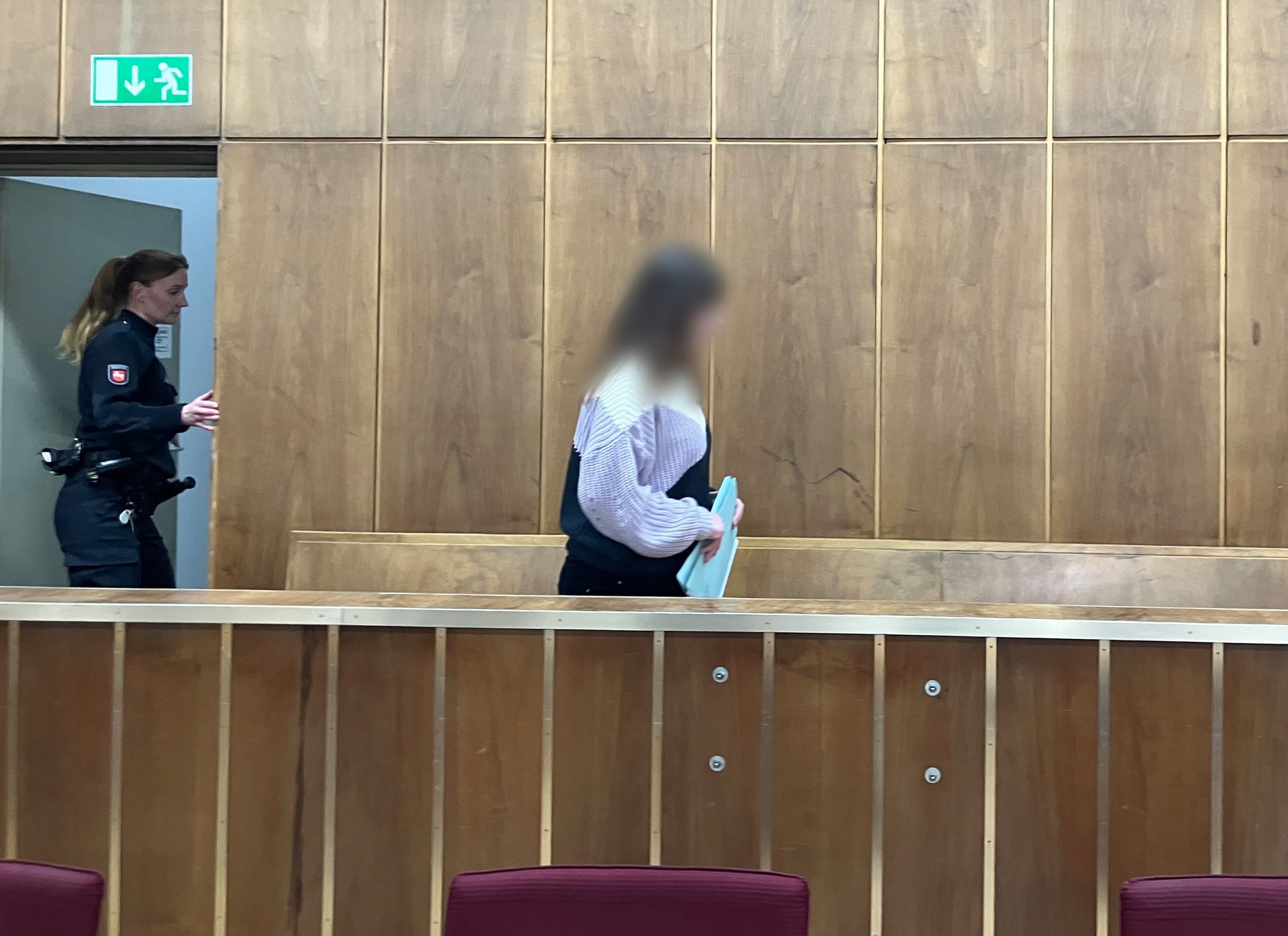 Die Angeklagte betritt den Gerichtssaal. © dpa-Bildfunk Foto: Christina Sticht
