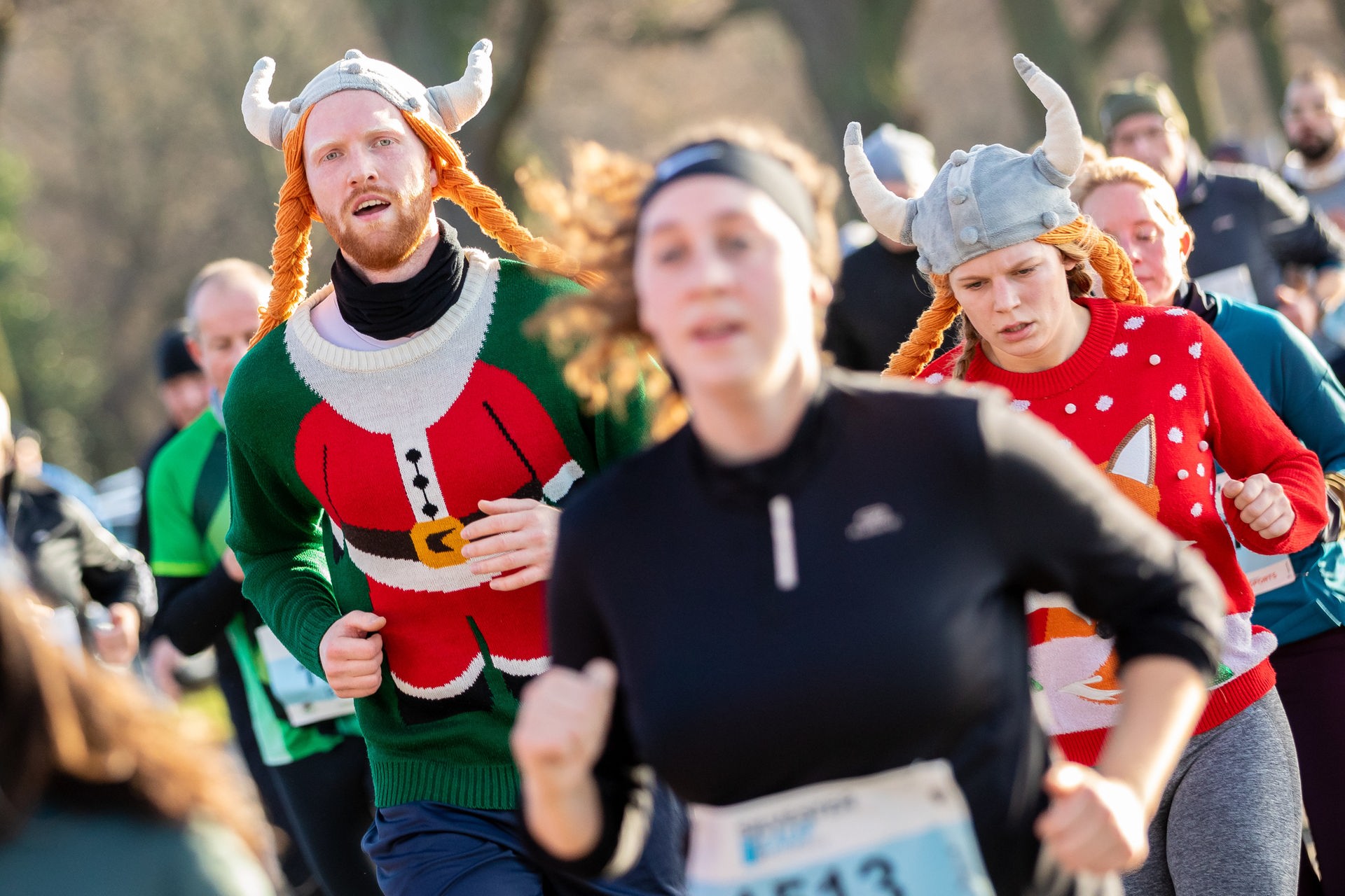 Kostümierte Teilnehmer rennen beim Silvesterlauf um den Maschsee in Hannover am 31.12.2019. © picture alliance/dpa Foto: Moritz Frankenberg