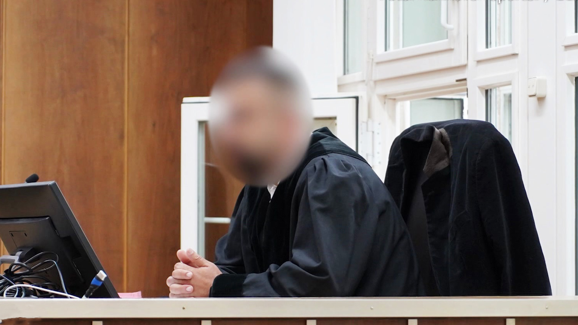 Der Staatsanwalt Yashar G. dem Korruption vorgeworfen wird, sitzt im Gericht. © Hannoverreporter/Dziadek Foto: Dziadek