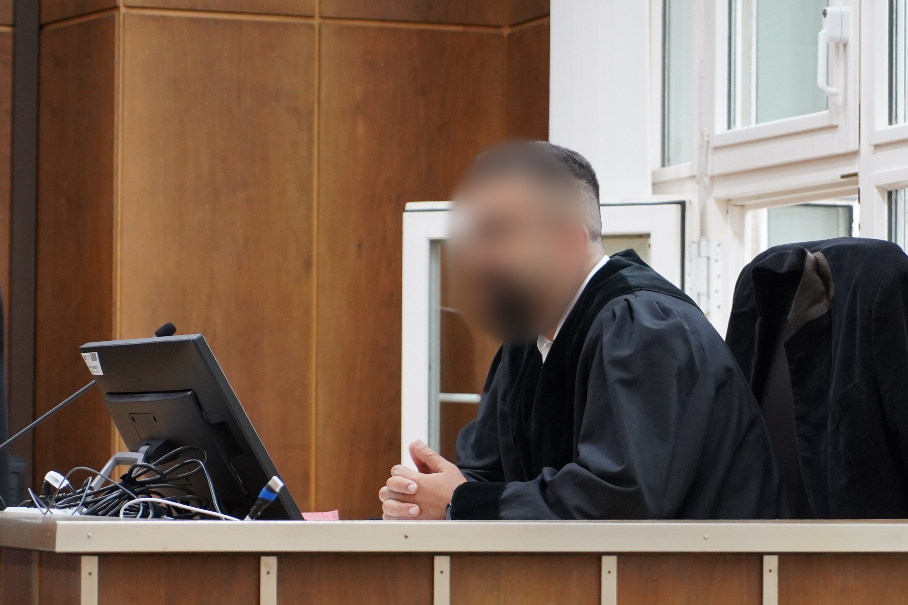 Der Staatsanwalt Yashar G., dem Korruption vorgeworfen wird, sitzt im Gericht. © Hannoverreporter/Dziadek Foto: Dziadek