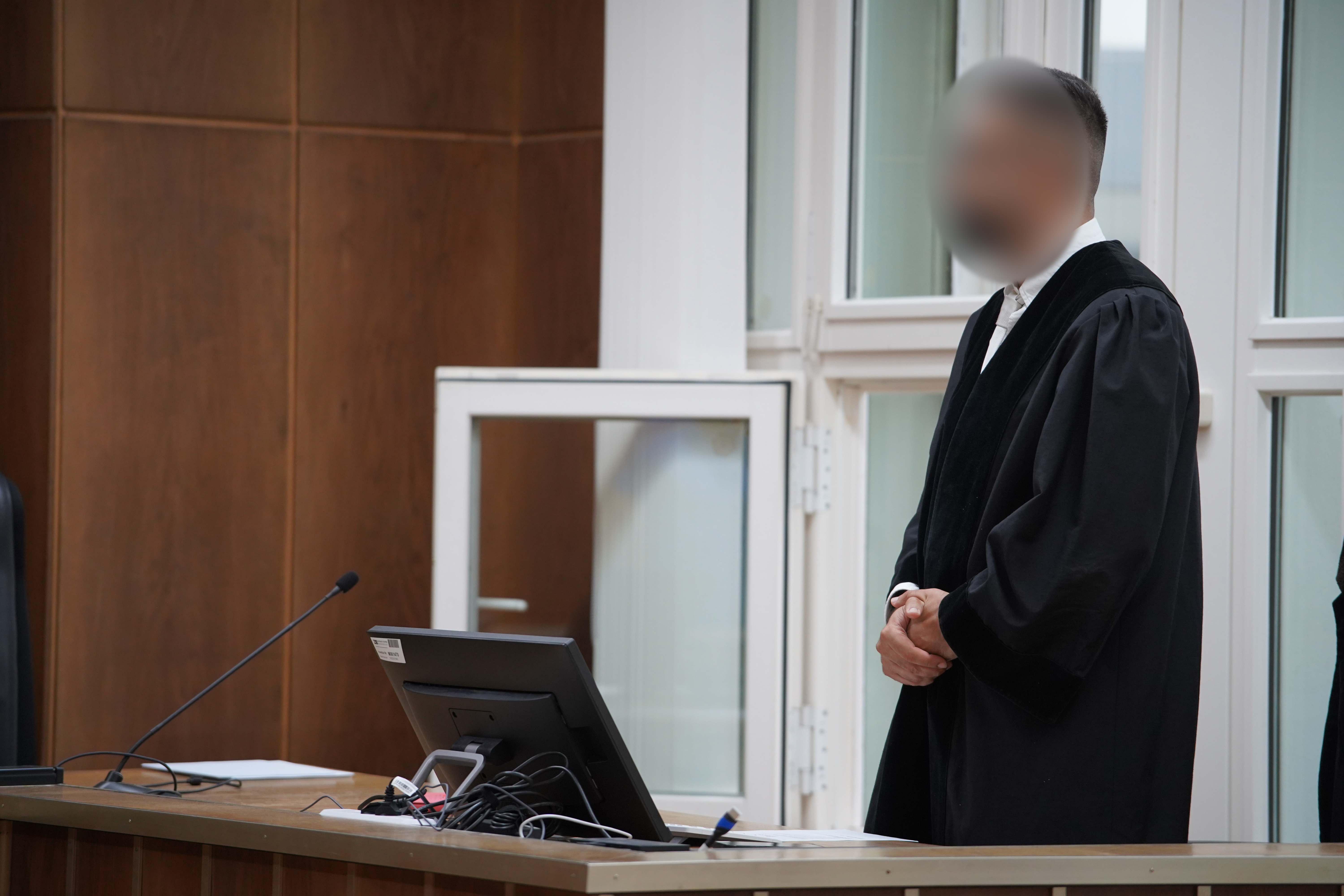 Der Staatsanwalt Yashar G., dem Korruption vorgeworfen wird, im Gerichtssaal. © Hannoverreporter/Dziadek Foto: Dziadek
