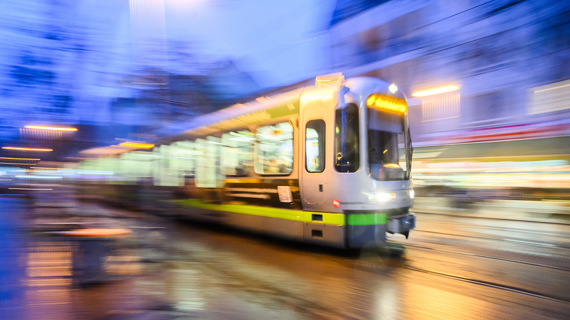 Eine Stadtbahn der üstra Hannoversche Verkehrsbetriebe fährt am frühen Morgen über die Limmerstraße. © picture alliance/dpa Foto: Julian Stratenschulte