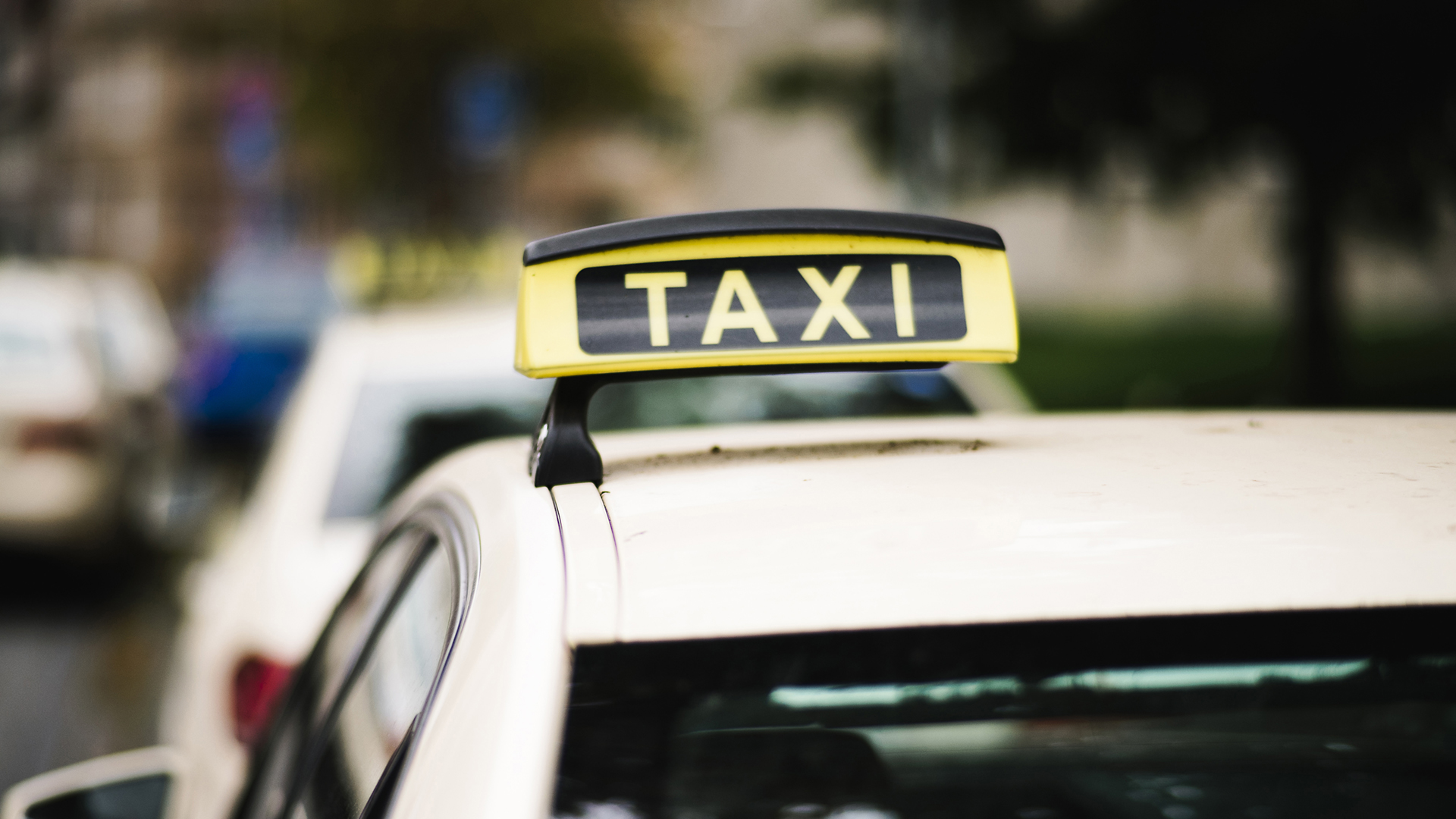 Mehrere Taxen stehen in einer Reihe, Taxi Schild im Fokus. © NDR Foto: Julius Matuschik