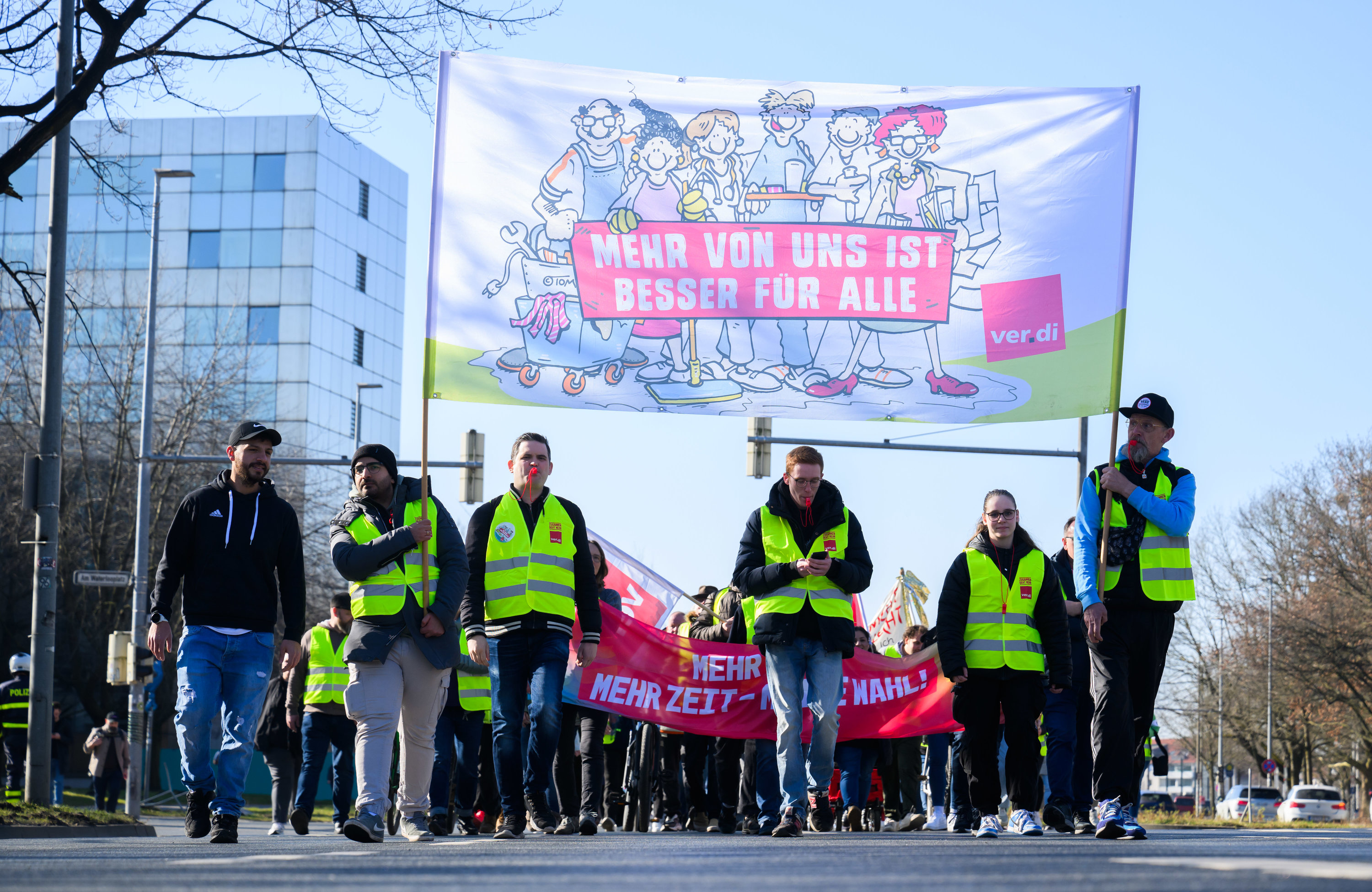 Hannover: Beschäftigte aus Kliniken und dem Gesundheit- und Sozialwesen gehen bei einem Streik durch die Innenstadt. © dpa-Bildfunk Foto: Julian Stratenschult