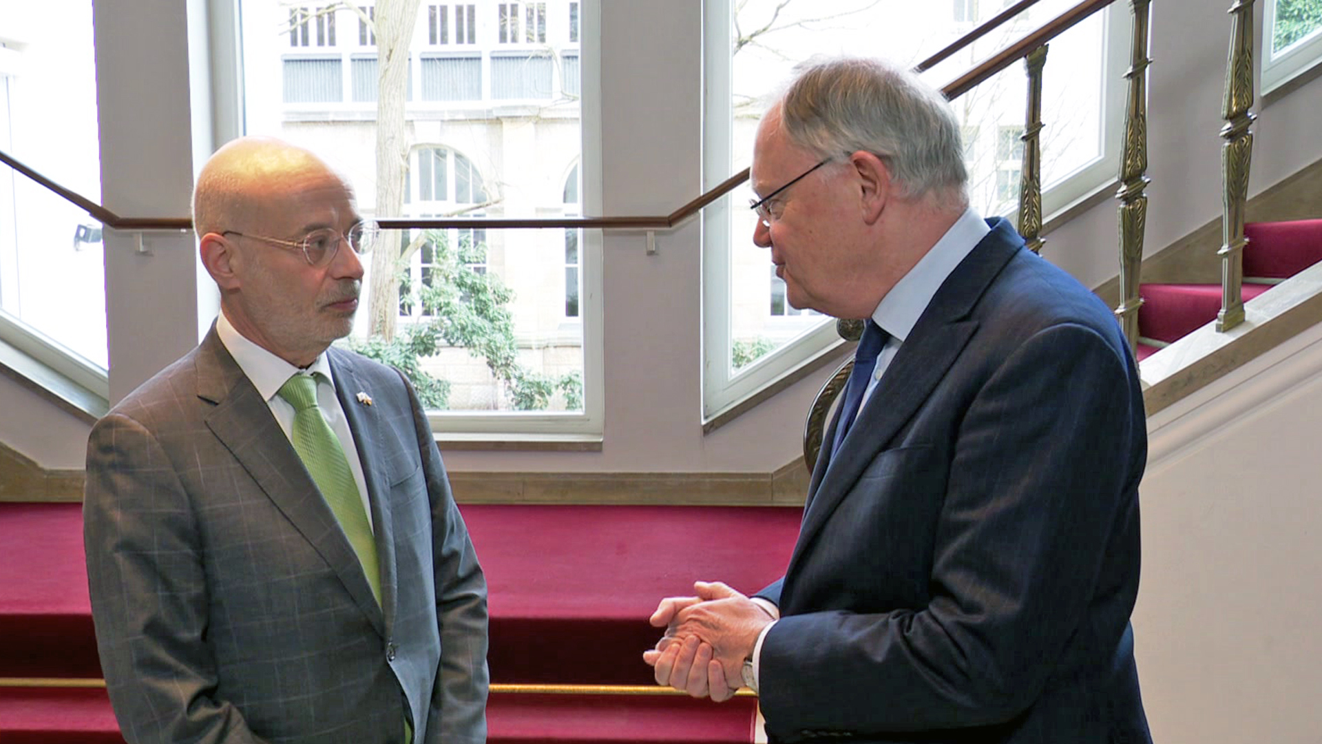 Ministerpräsident Stephan Weil spricht mit dem geschäftsführenden US-Botschafter Alan Meltzer. © NDR Foto: Jule Lampe