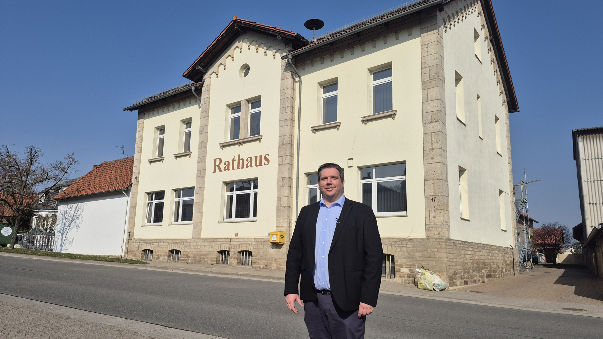 Bürgermeister Philipp Ralphs steht in Jerxheim vor dem Rathaus der Samtgemeinde Heeseberg. © NDR Info Foto: Marc-Oliver Rehrmann