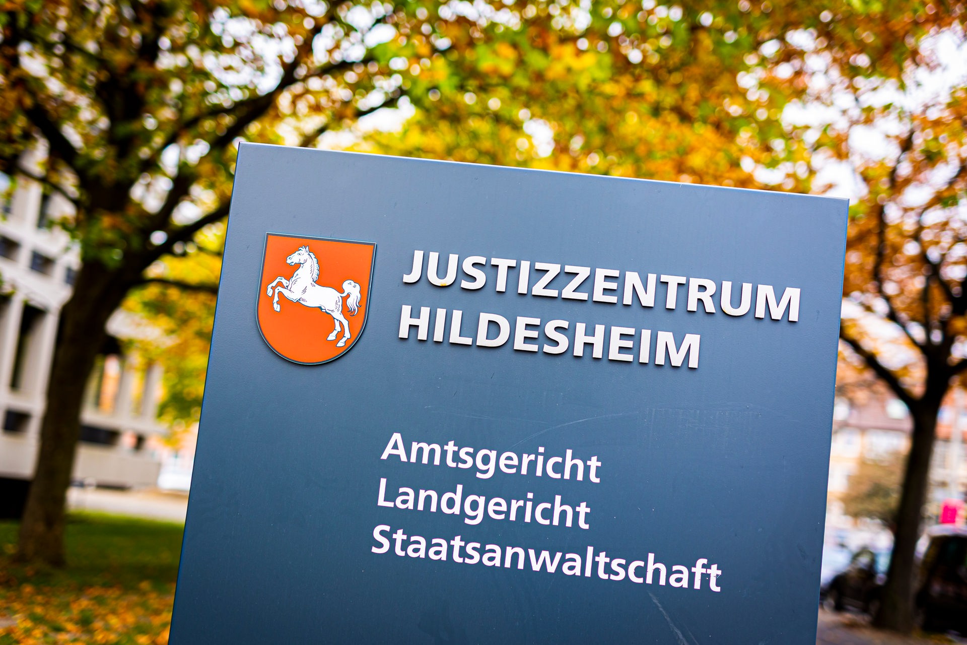 Der Schriftzug "Justizzentrum Hildesheim - Amtsgericht - Landgericht - Staatsanwaltschaft" steht auf einem Schild © picture alliance/dpa Foto:  Moritz Frankenberg