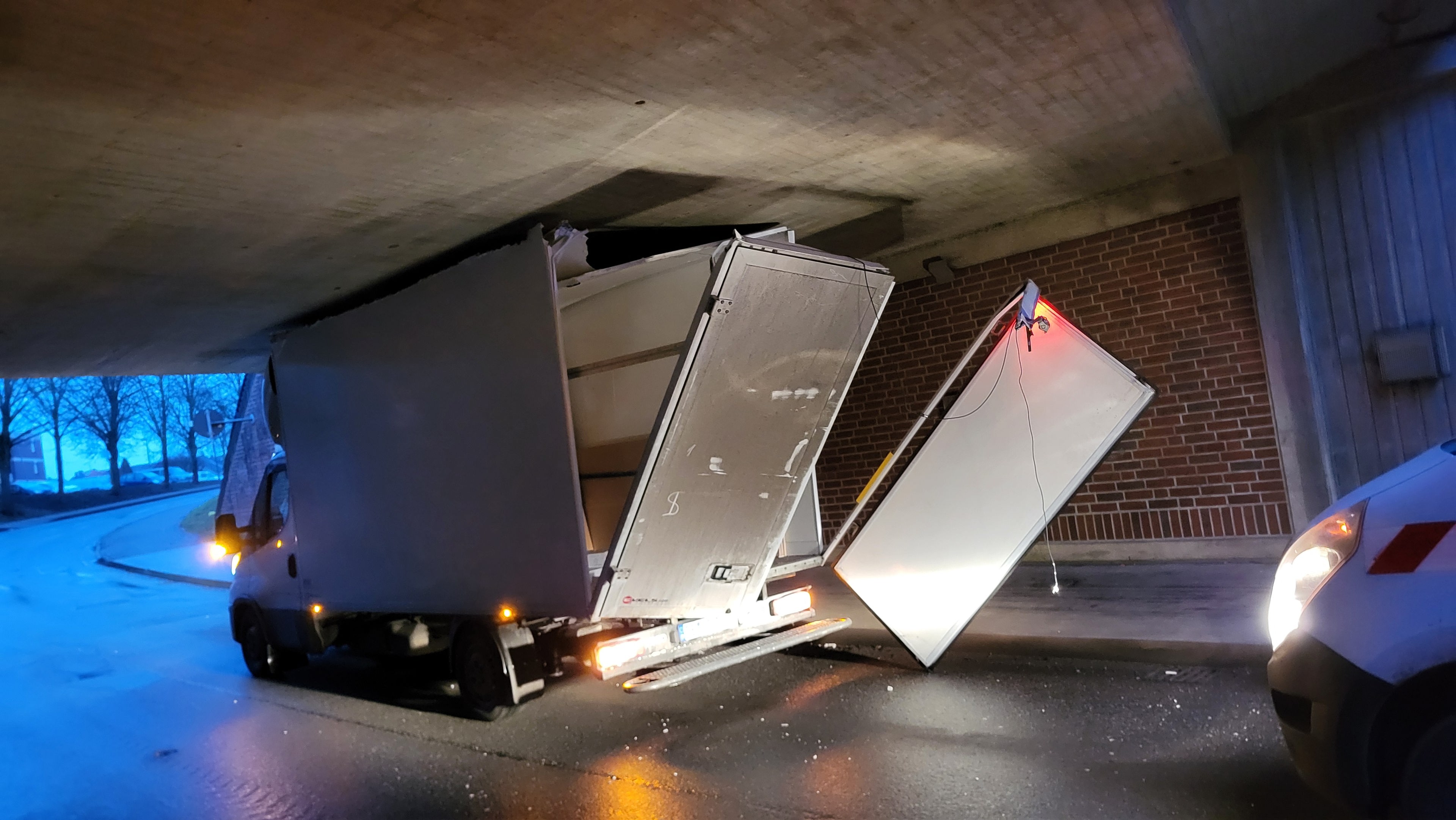 Ein Kleinlastwagen mit Aufbau steckt unter einer Bahnunterführung fest. © Polizei 