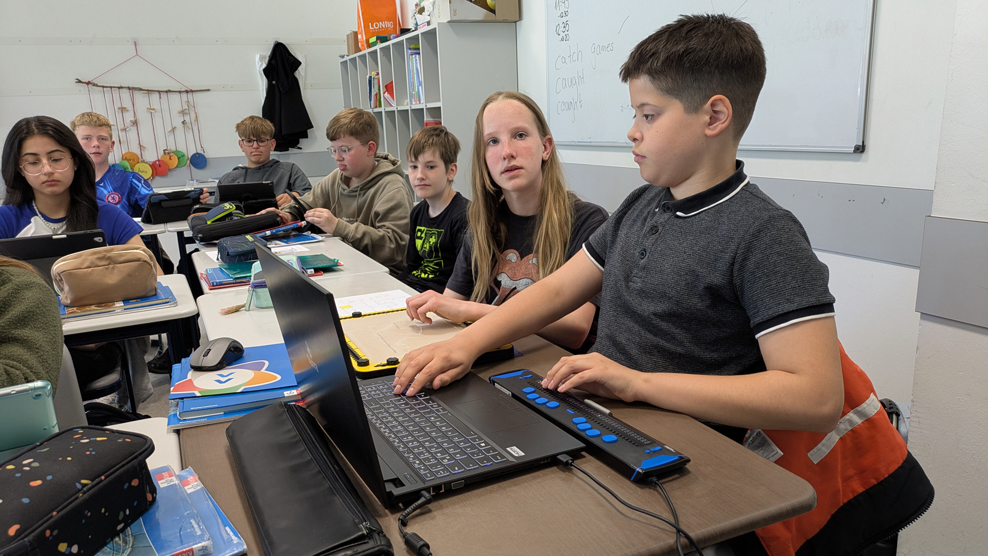 Lio sitzt im Klassenraum an seinem Laptop. © NDR Foto: Anke Hoffmann