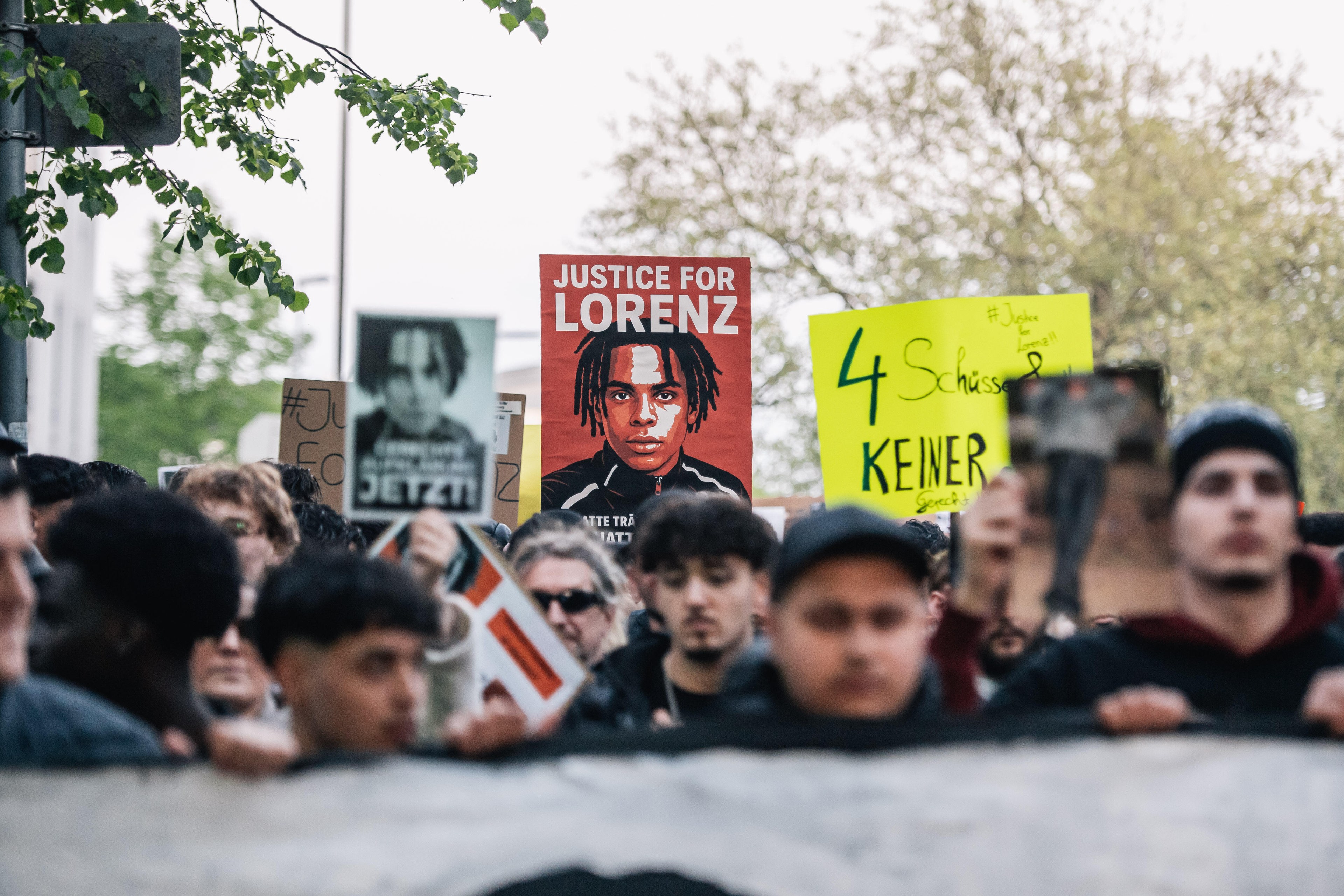 Menschen halten auf einer Demonstration für den getöteten Lorenz A. Schilder hoch. © picture alliance/Anadolu Foto: Hesham Elsherif
