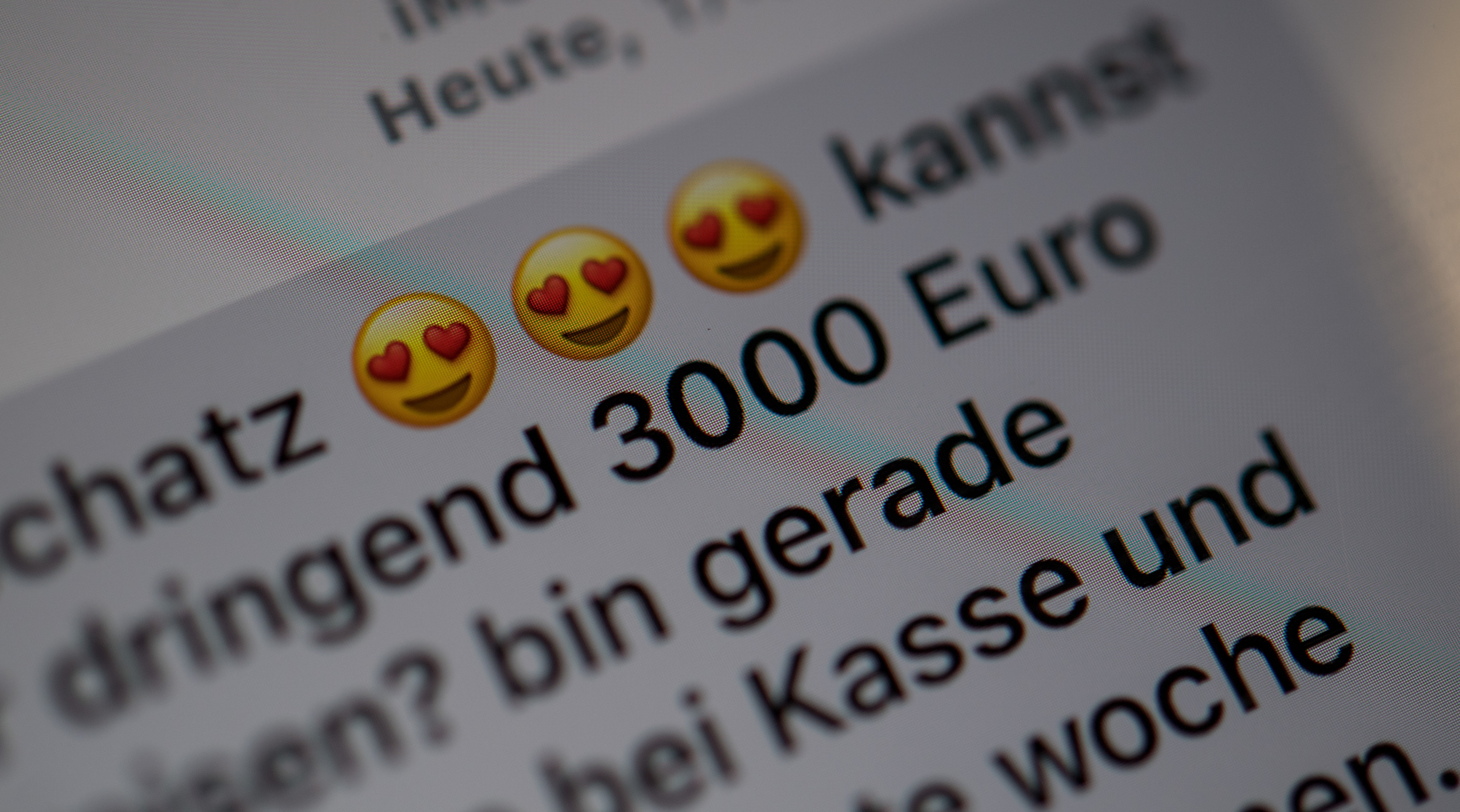 Herz-Emojis stehen in einer Nachricht auf einem Smartphone. © dpa Foto: Sebastian Gollnow