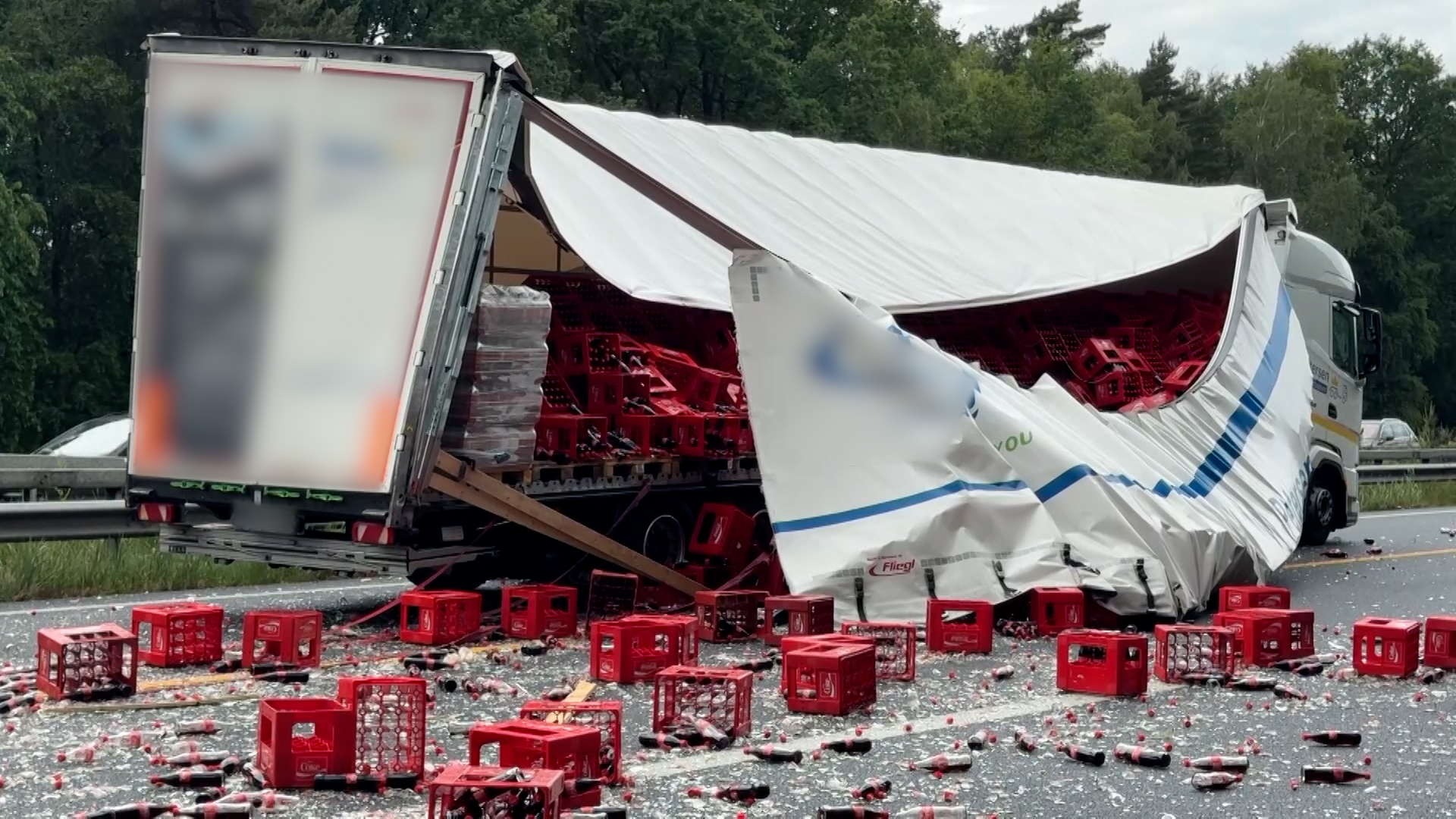 Getränkekisten liegen nach neben einem aufgerissenen Laster auf der A7. © TeleNewsNetwork 