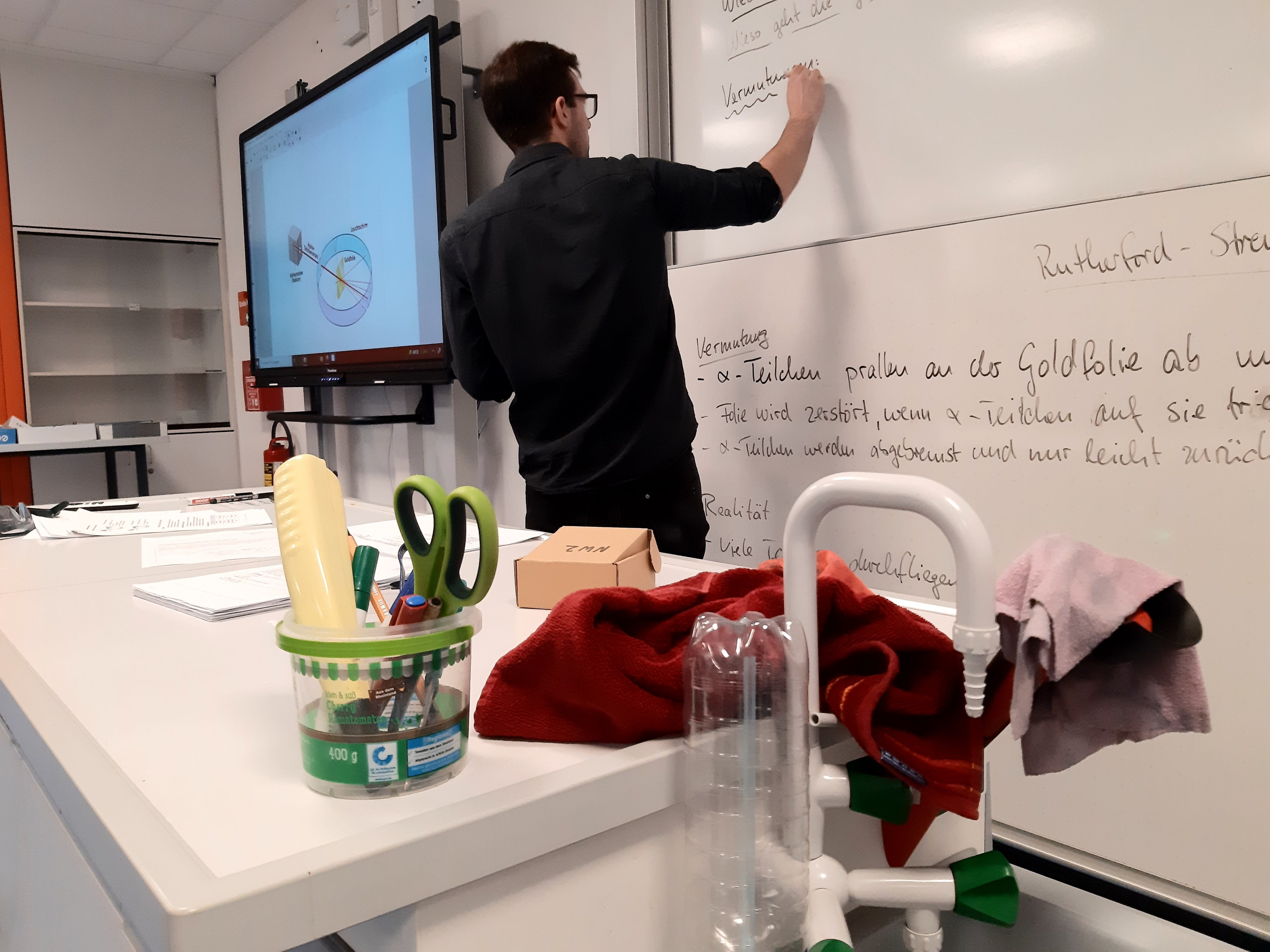 Der 25-jährige Referendar Marten Janßen unterrichtet vor einer Schulklasse. © NDR Foto: Lotti Höfer