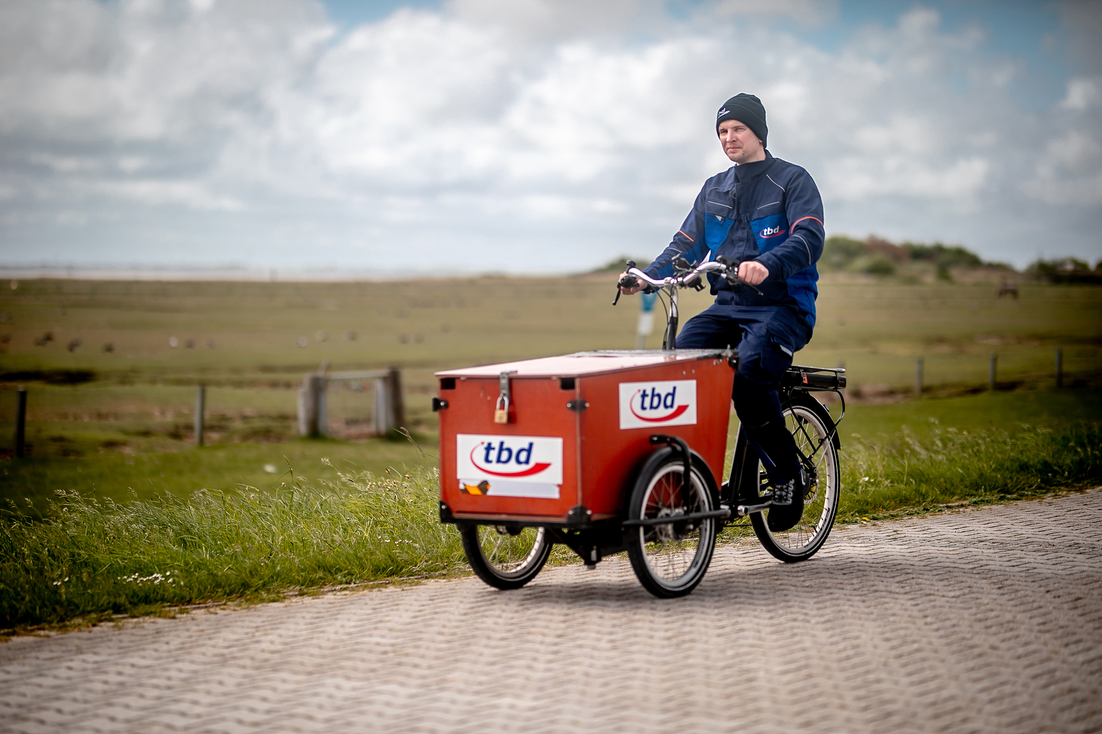 Der Handwerker Hanko Darmstädter ist auf der Insel Baltrum mit einem Lastenrad unterwegs. © Ole Cordsen/tbd Foto: Ole Cordsen