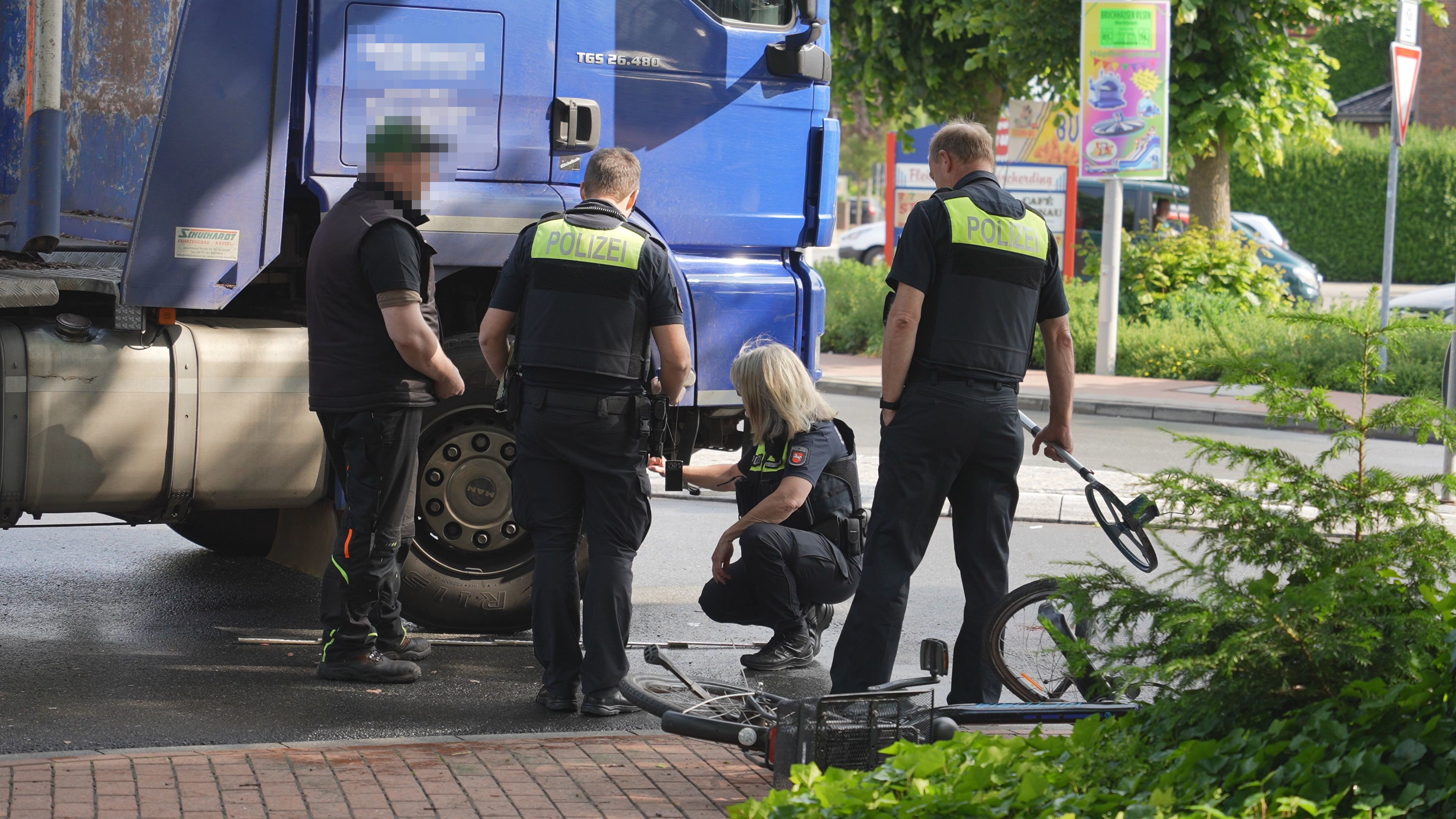 Polizisten an einem Unfallort in Bruchhausen-Vilsen nachdem ein Lastwagen mit einer Fahrradfahrerin zusammengestoßen ist. © Nord-West-Media TV 