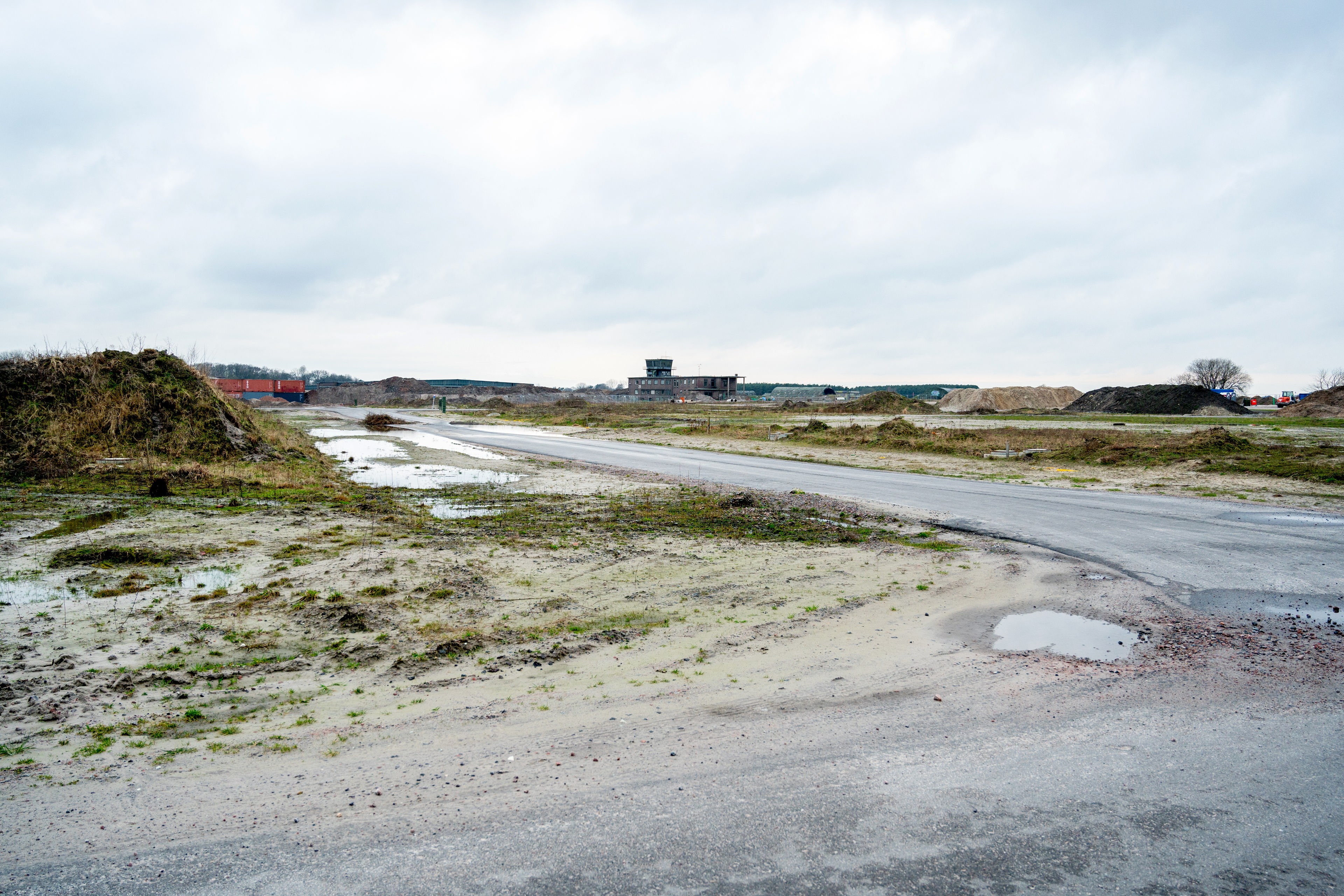 Eine Straße auf dem ehemaligen Fliegerhorst in Oldenburg. © picture alliance Foto: Hauke-Christian Dittrich
