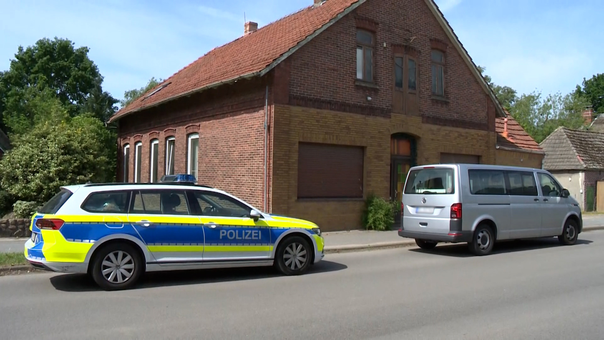 Einsatzfahrzeuge der Polizei stehen vor einem Wohnhaus in Hiddigwarden. © NonstopNews 