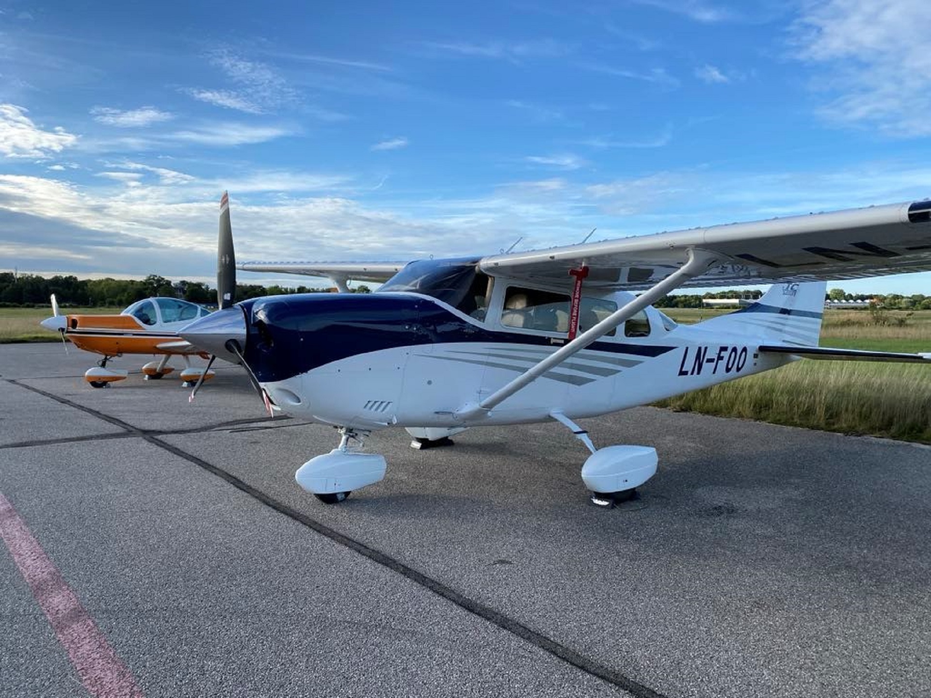 Zwei Leichtflugzeuge stehen auf einem Flugplatz. Das vordere Flugzeug ist vom Typen Cessna 206. © Scandinavian Seaplanes 
