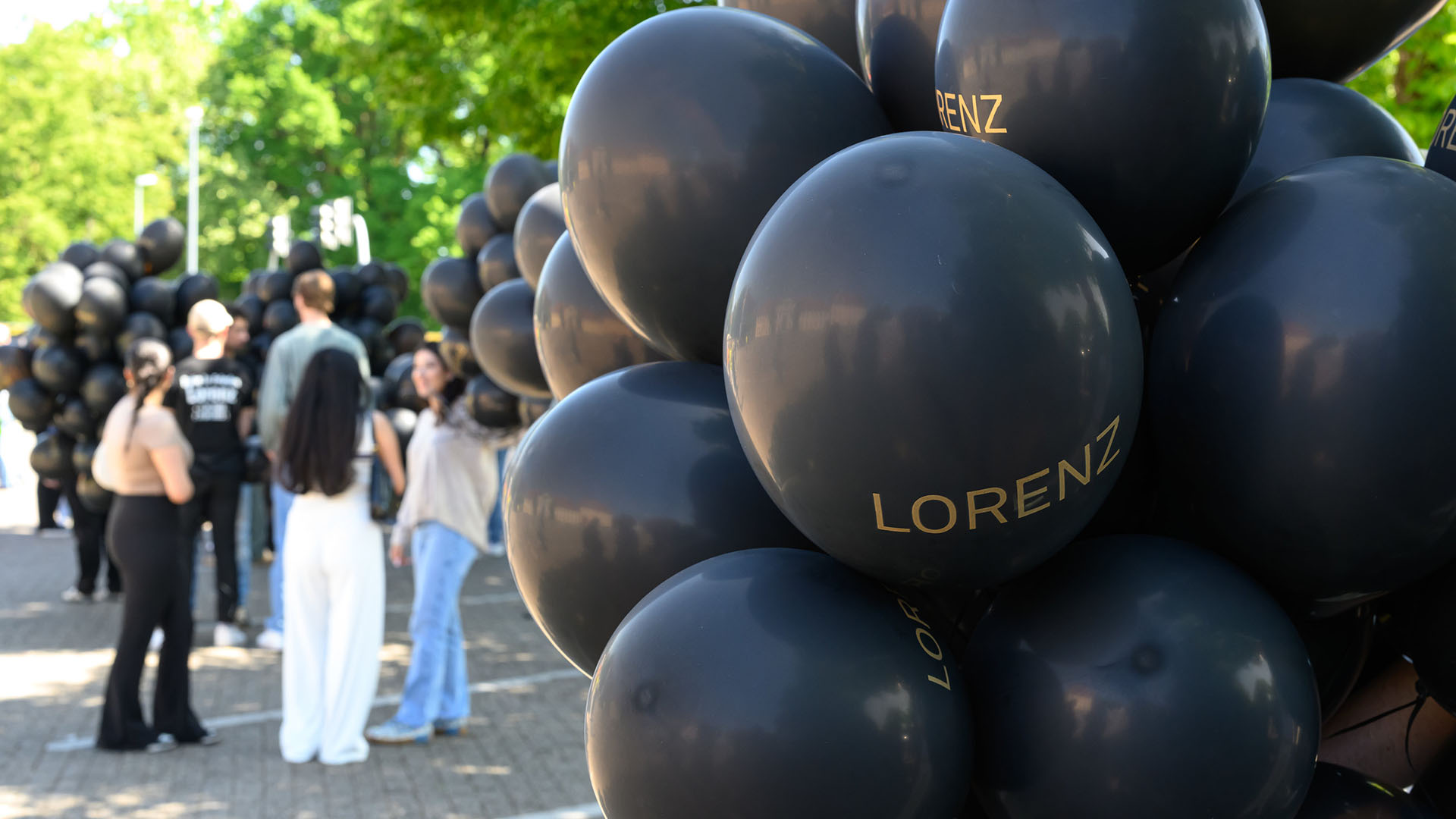 Anlässlich des 22. Geburtstages des von der Polizei erschossenen Lorenz versammeln sich auf dem Pferdemarkt in Oldenburg Menschen zu einer Kundgebung, bei der schwarze Luftballons mit seinem Namen steigen gelassen werden sollen. © dpa Foto: Izabela Mittwollen