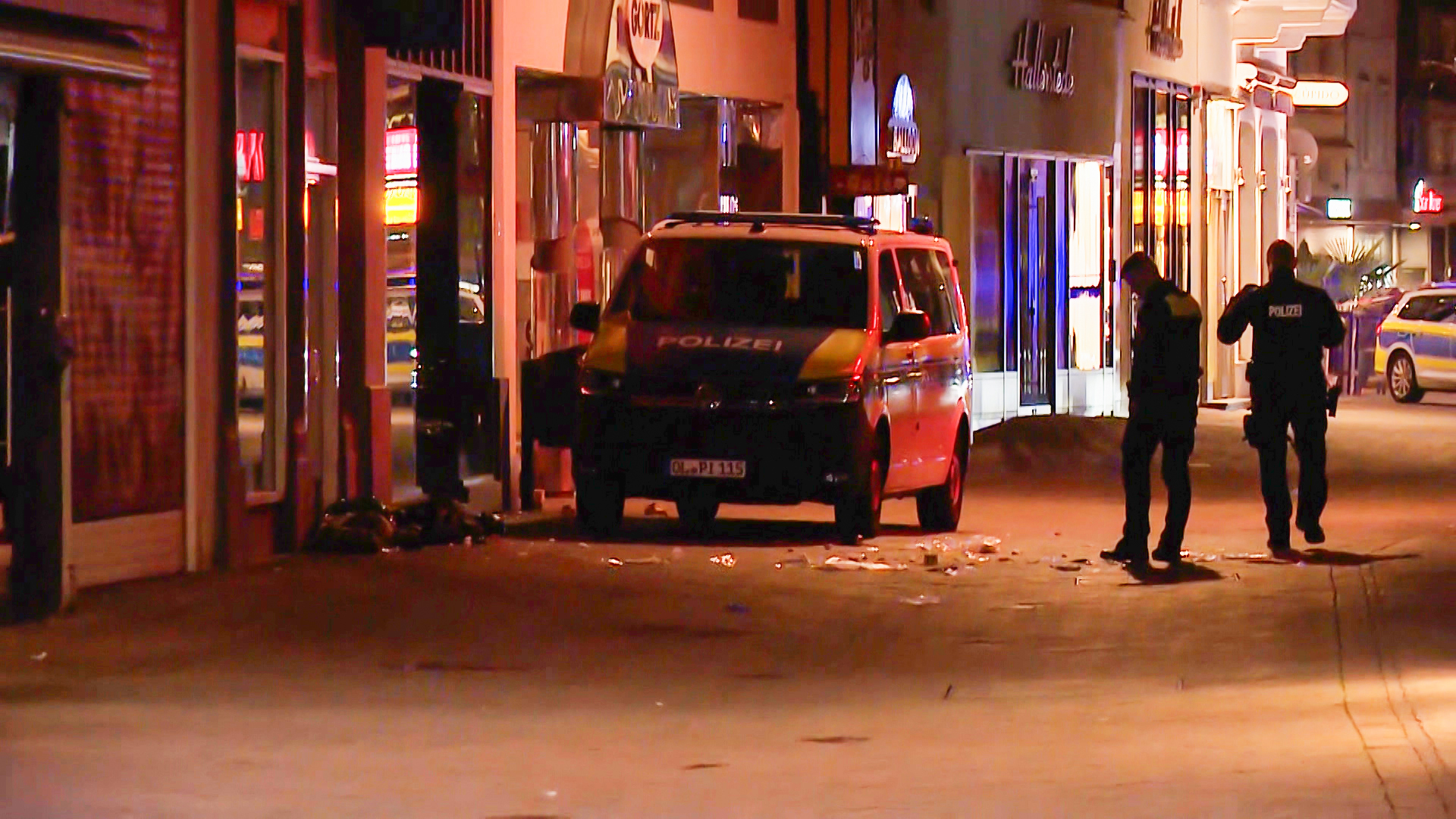Polizisten und ein Polizeiauto an einem Tatort in Oldenburg, an dem ein Mensch erschossen wurde. © NonstopNews 