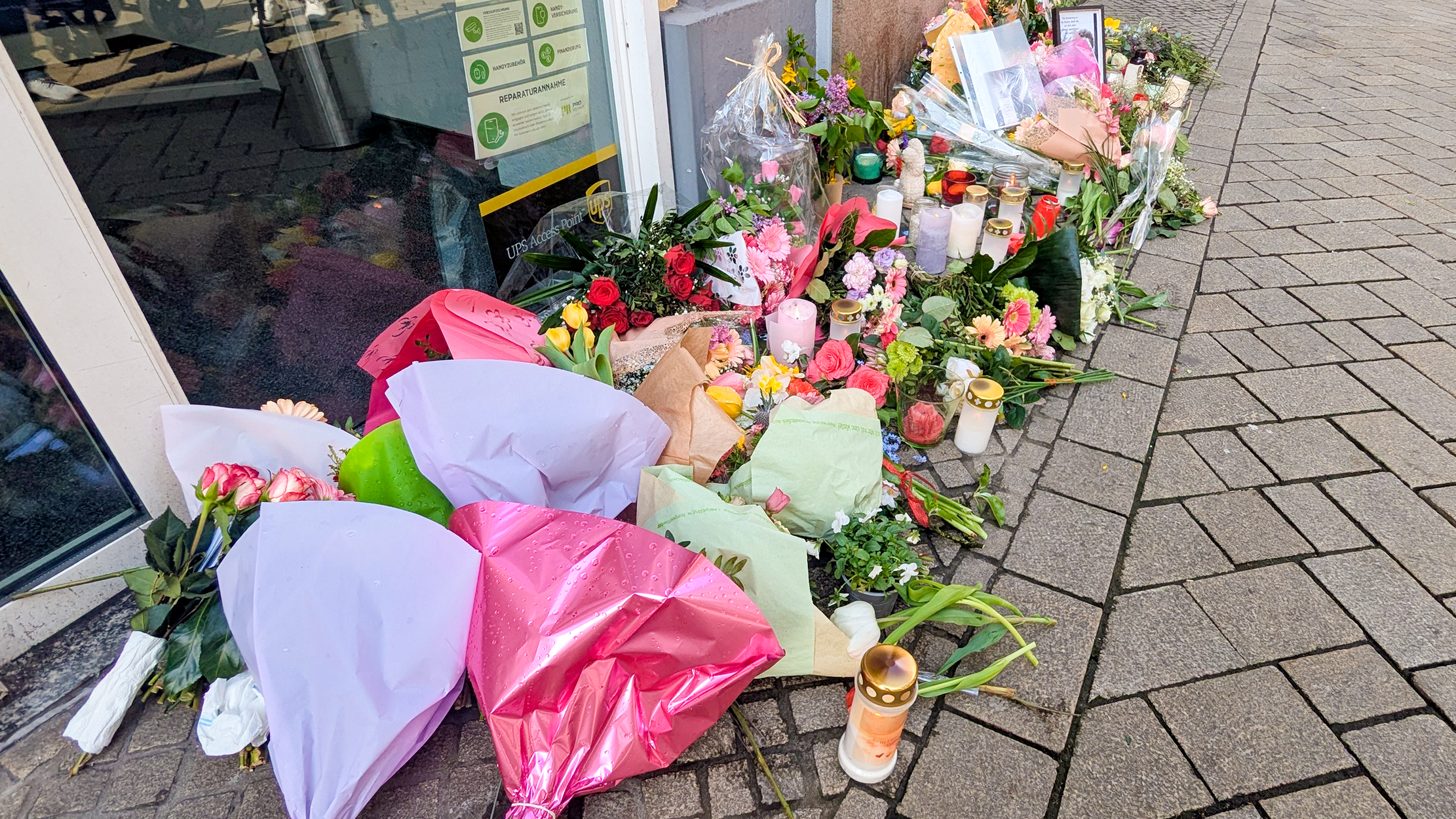 Blumen und Kerzen an einem Tatort in Oldenburg, an dem ein junger Mann von einem Polizisten erschossen wurde. © NDR Foto: Sebastian Duden