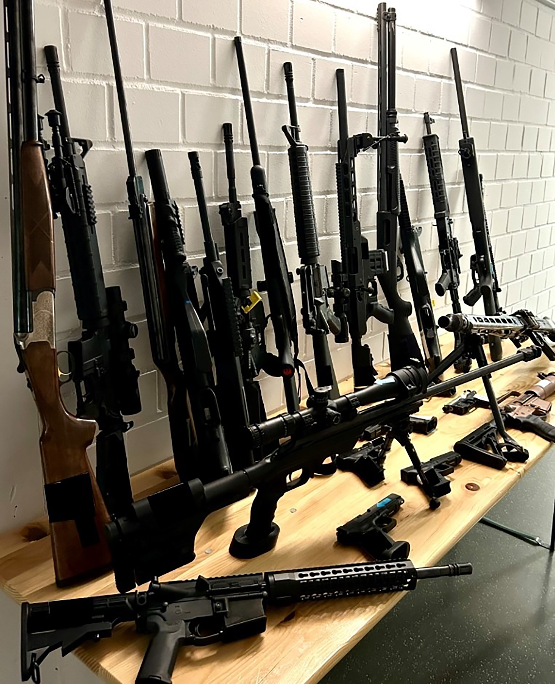 Mehrere Gewehre und Pistolen lehnen an einer Wand. © Polizeiinspektion Emsland/Grafschaft Bentheim 
