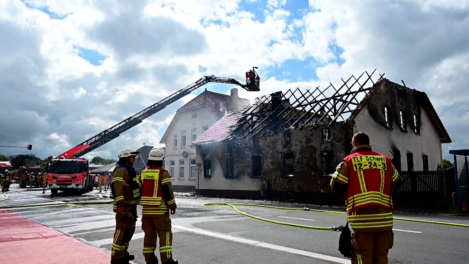 Feuerwehrleute löschen unter anderem mit Hilfe einer Drehleiter einen Brand in Schweiburg (Landkreis Wesermarsch). © NonstopNews 