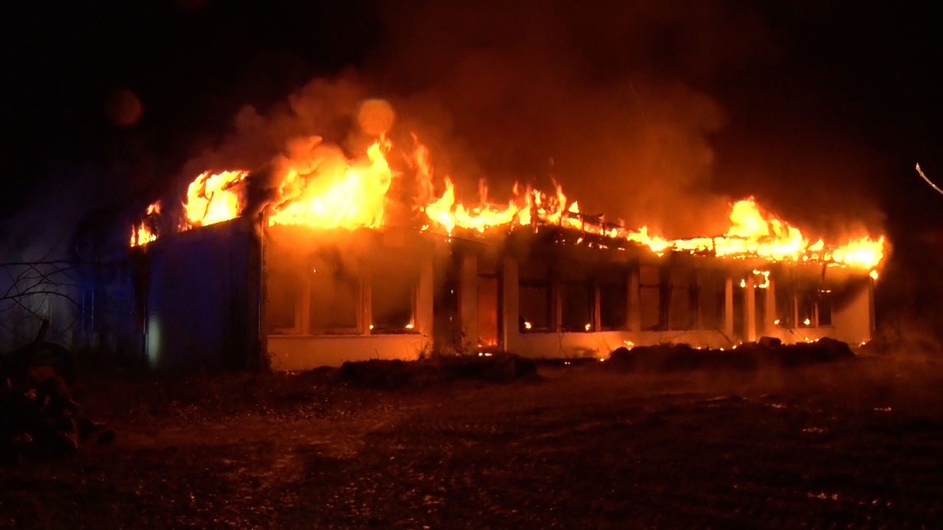 Das Gebäude eines ehemaligen Kindergartens steht in Flammen. © Nord-West-Media TV 