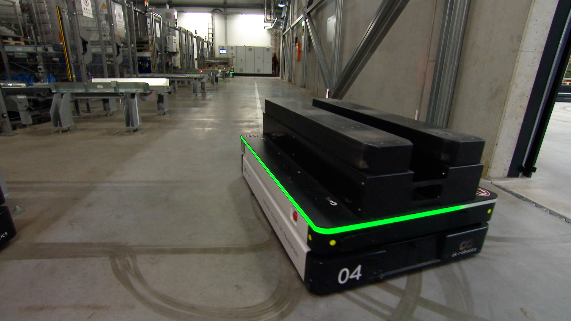 Ein Roboter fährt durch ein Lager für Landmaschinenteile. © NDR 
