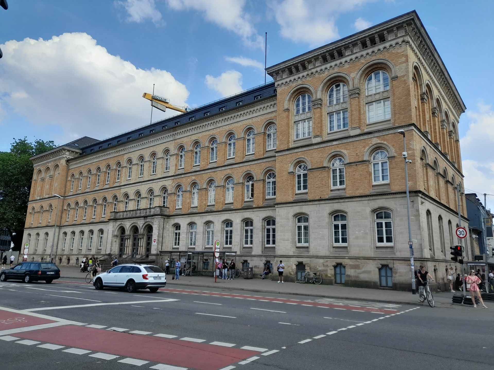 Blick von vorne auf das Landgericht Osnabrück. © NDR Foto: Nicola Meyer