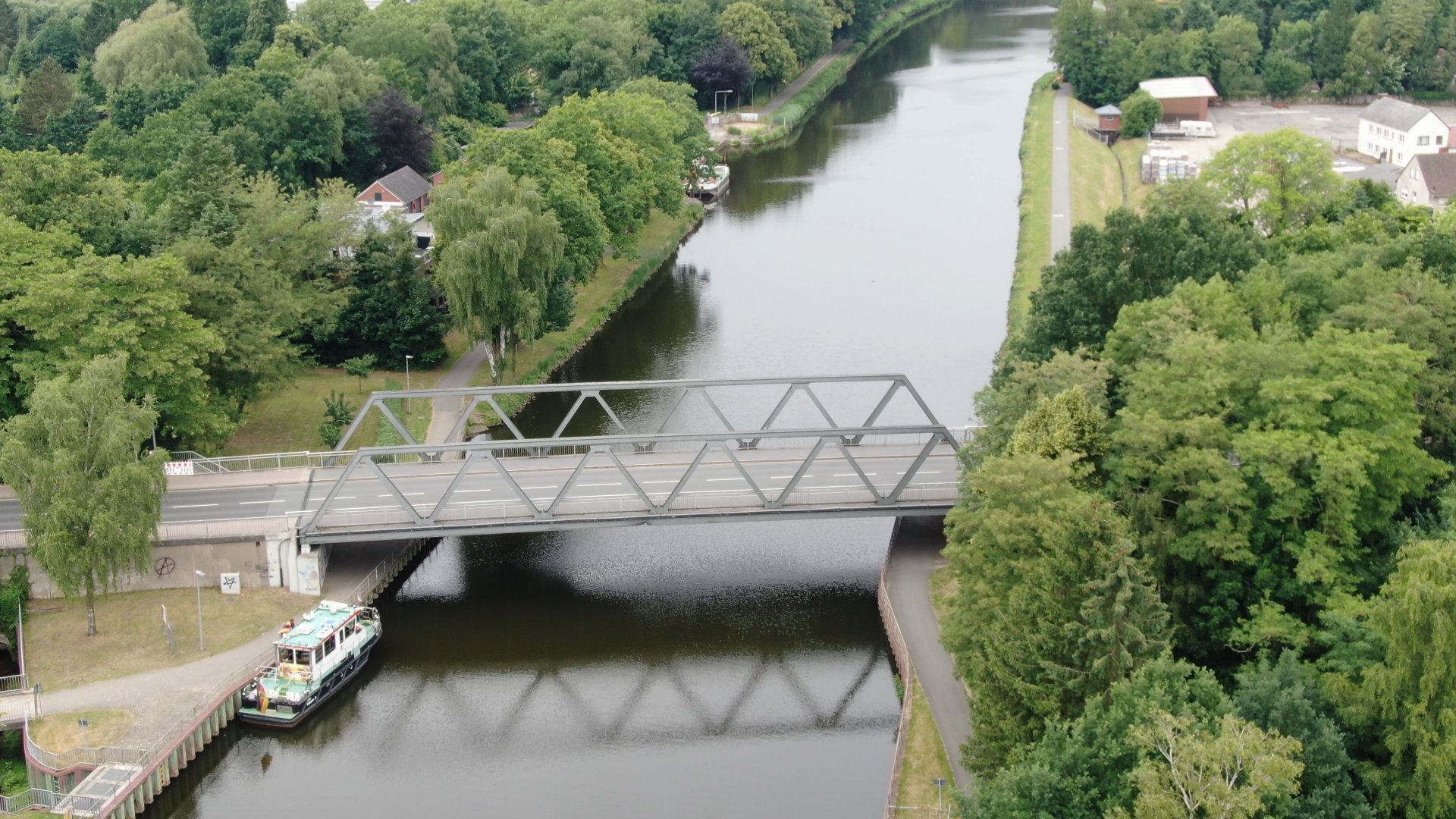 Ein Träger an einer Brücke wurde bei einem Zusammenstoß mit einem Schiff in Lingen beschädigt. © Nord-West-Media TV 