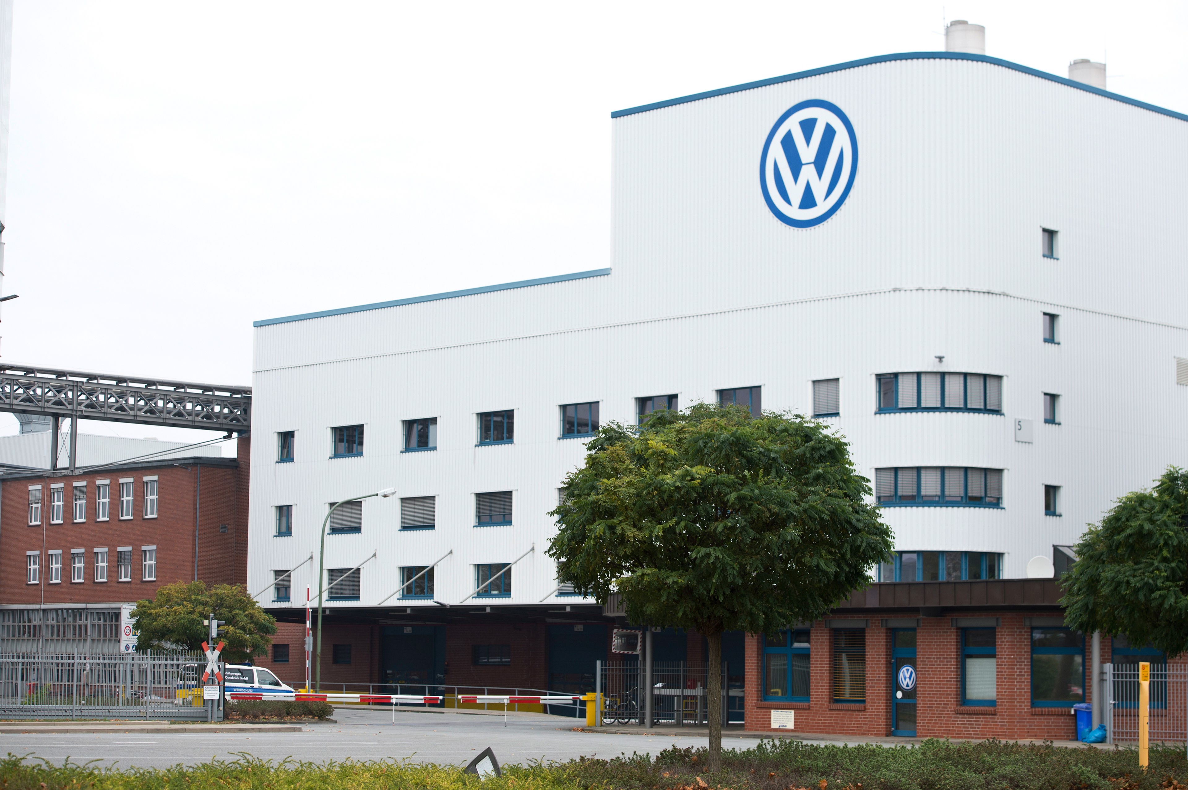 Das VW-Logo ist an einem Gebäude im Volkswagenwerk in Osnabrück zu sehen. © picture alliance / dpa Foto: Philipp Hülsmann