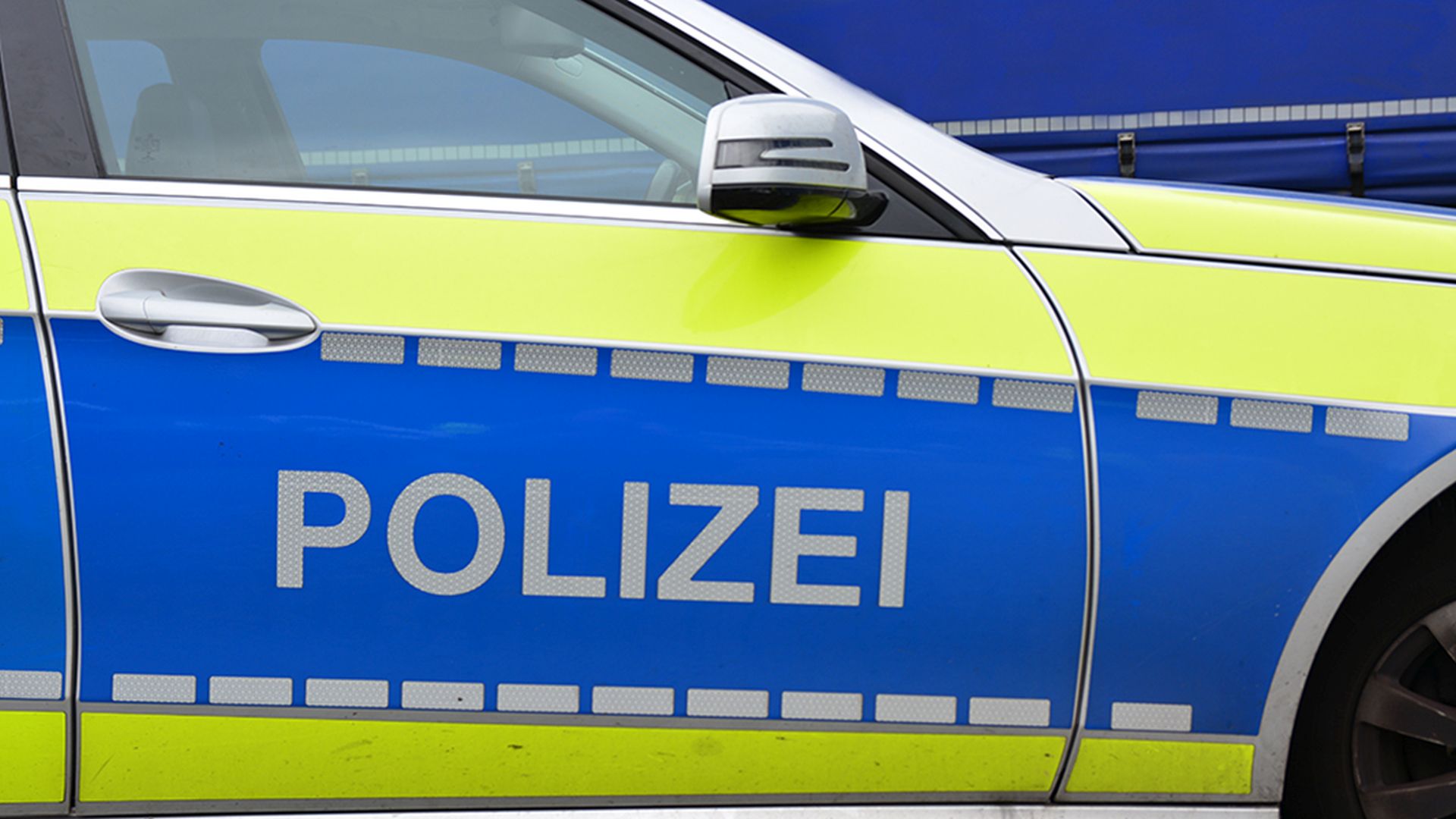 Die Seite eines Polizeiautos. © NDR Foto: Thomas Hans
