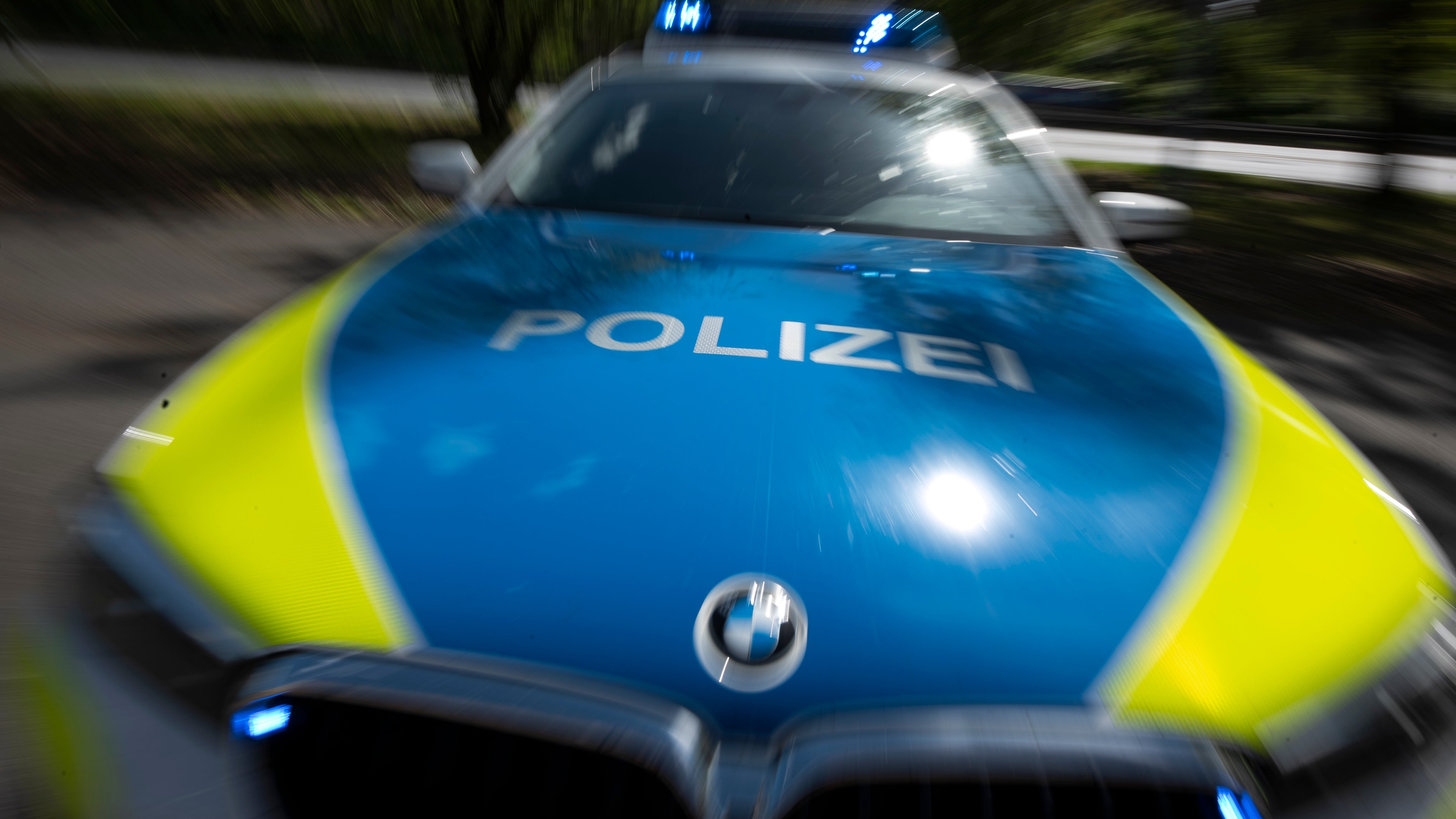 Ein Streifenwagen frontal in Unschärfe. Ein Streifenwagen frontal in Unschärfe. © NDR Foto: Julius Matuschik