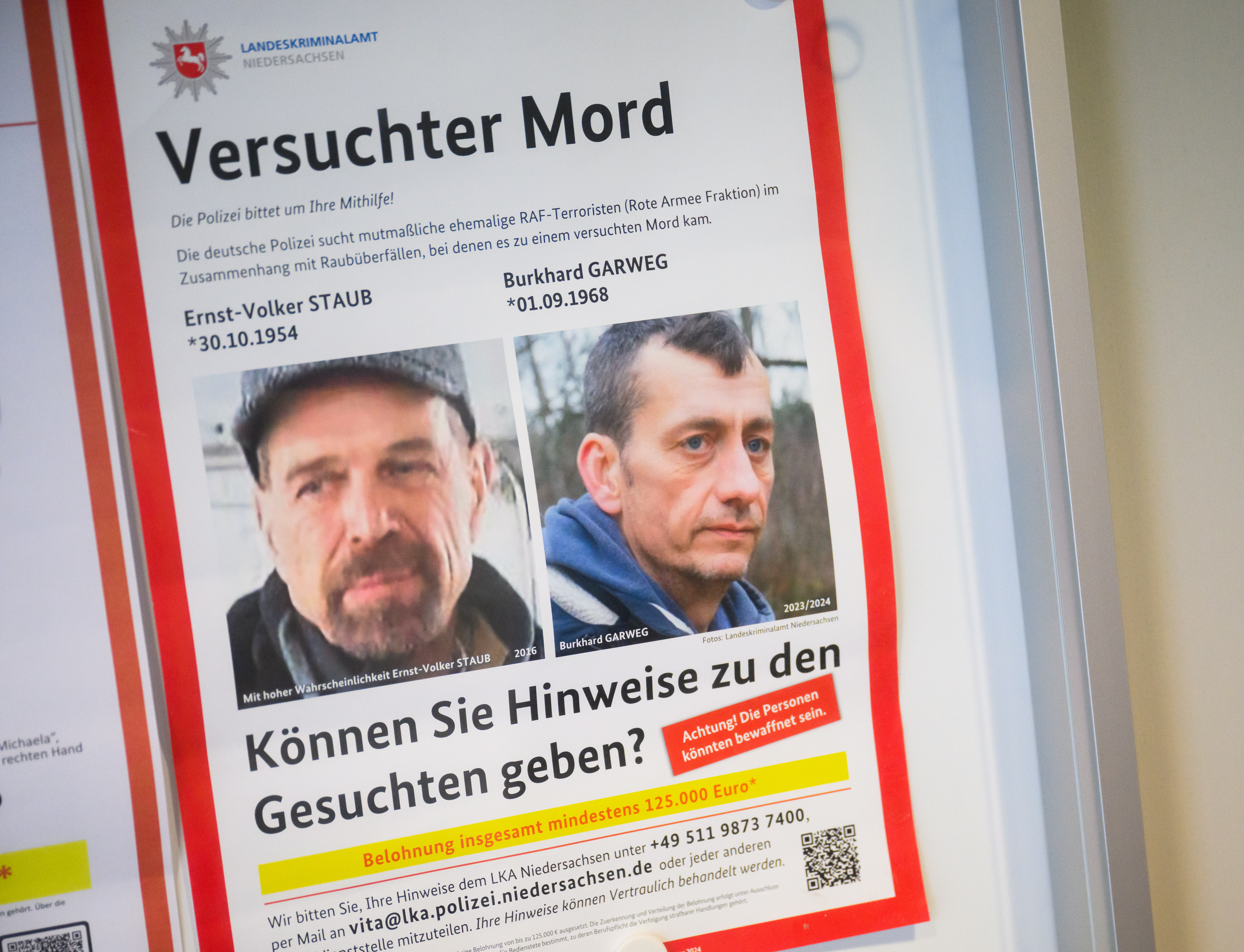 Ein Fahndungsplakat mit Bildern von Ernst-Volker Staub und Burkhard Garweg hängt im Eingangsbereich des Landeskriminalamts Niedersachsen. © picture alliance / dpa | Julian Stratenschulte Foto: Julian Stratenschulte