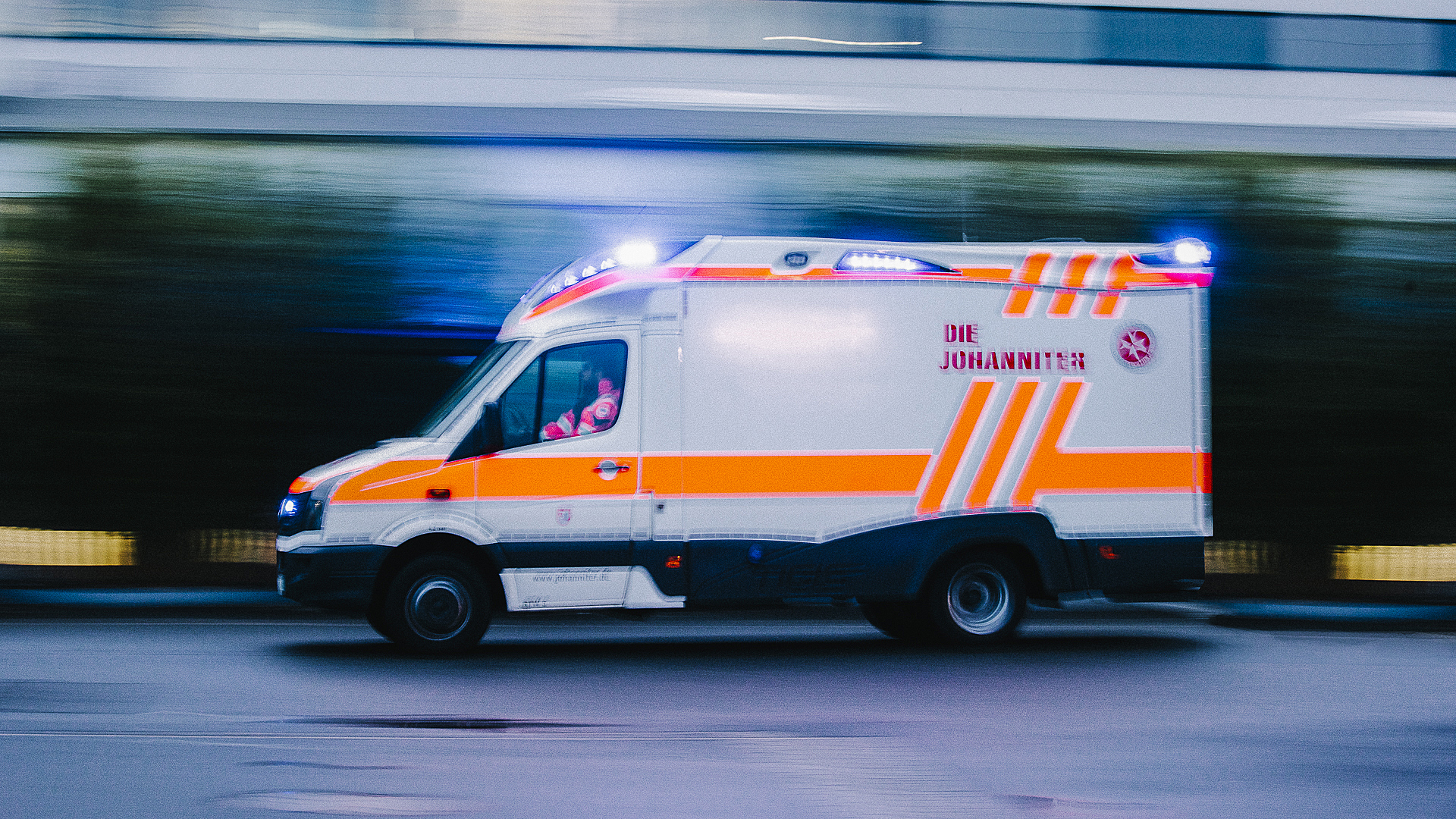 Ein Rettungswagen fährt mit eingeschaltetem Blaulicht über eine Straße. © NDR Foto: Julius Matuschik