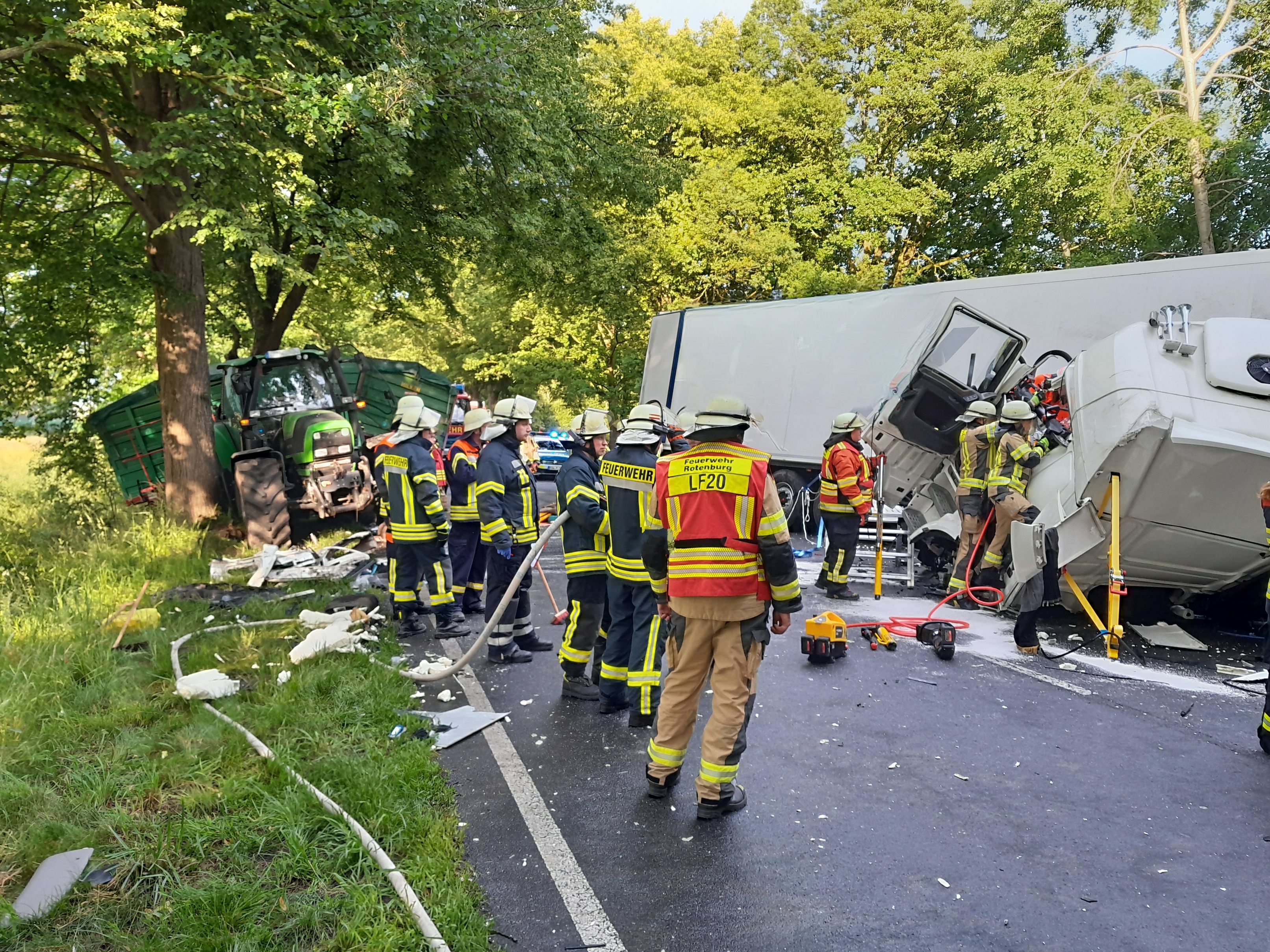Einsatzkräfte beim Unfall auf der B75 © Kreisfeuerwehr Rotenburg (Wümme) 